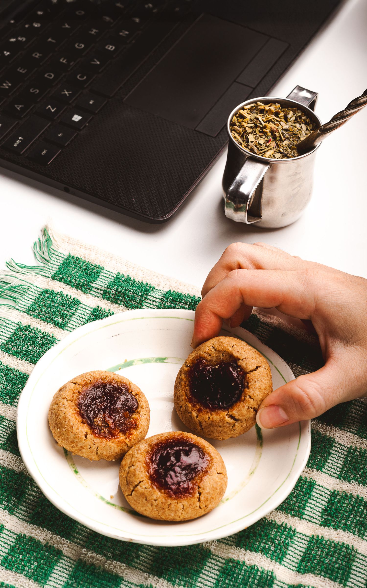 Fotografía gastronómica para ecommerce de cookies galletitas pepas saludables sobre plato con composición de producto.