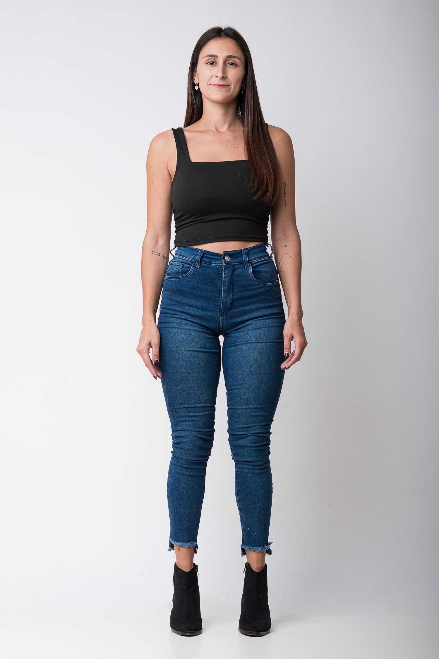Digital para modelo con toma de cuerpo entero de frente sobre fondo neutro.