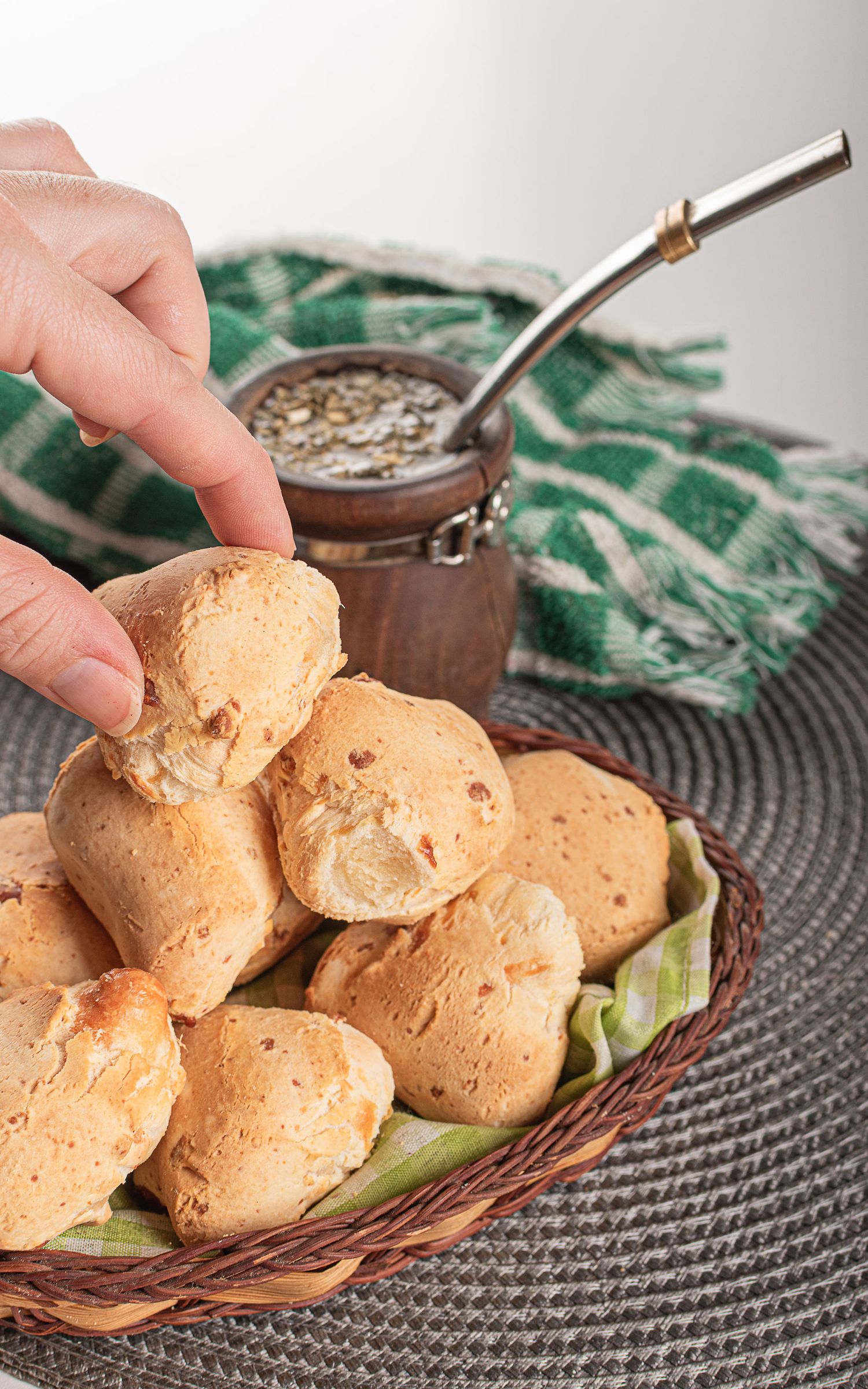 Fotografía de producto gastronómico para ecommerce de chipás apilados en estilo lifestyle.