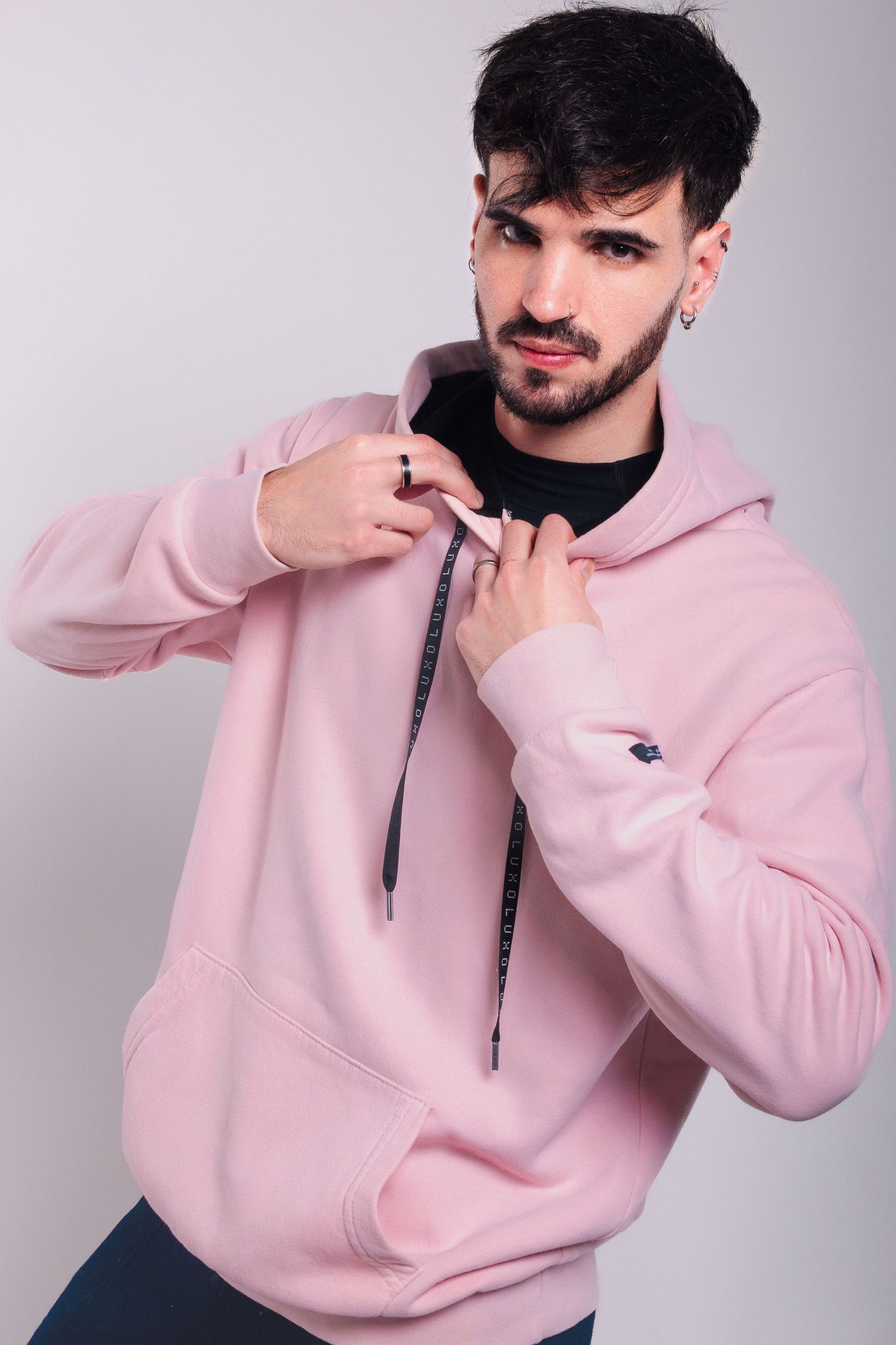 Fotografía de producto para ecommerce de indumentaria masculina con buzo rosa y detalle de prenda.