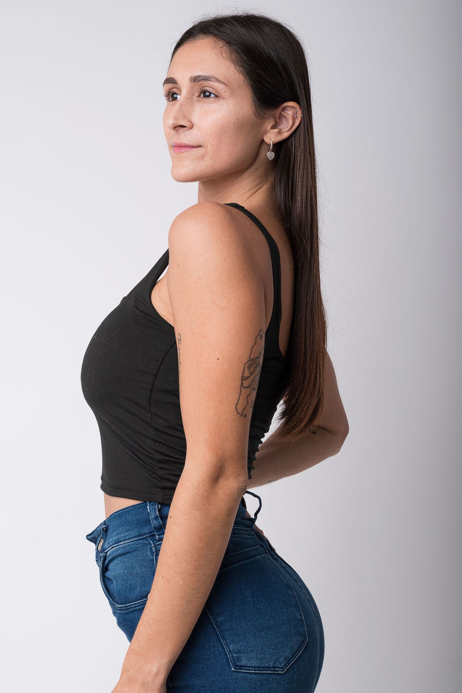 Polaroid para modelo con retrato medio perfil en estudio sobre fondo liso.