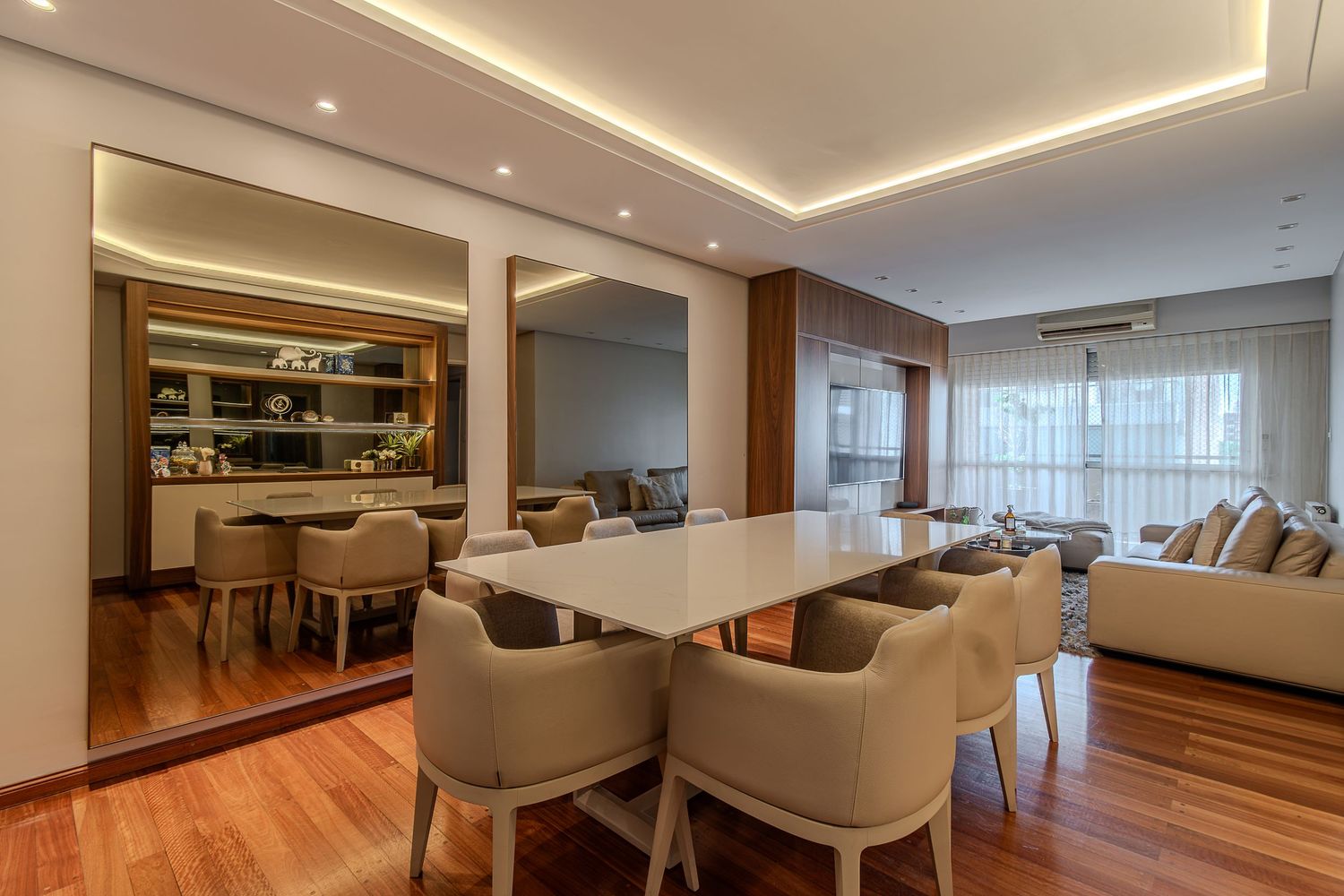 Fotografía inmobiliaria profesional de comedor amplio con muebles de diseño y terminaciones en madera.