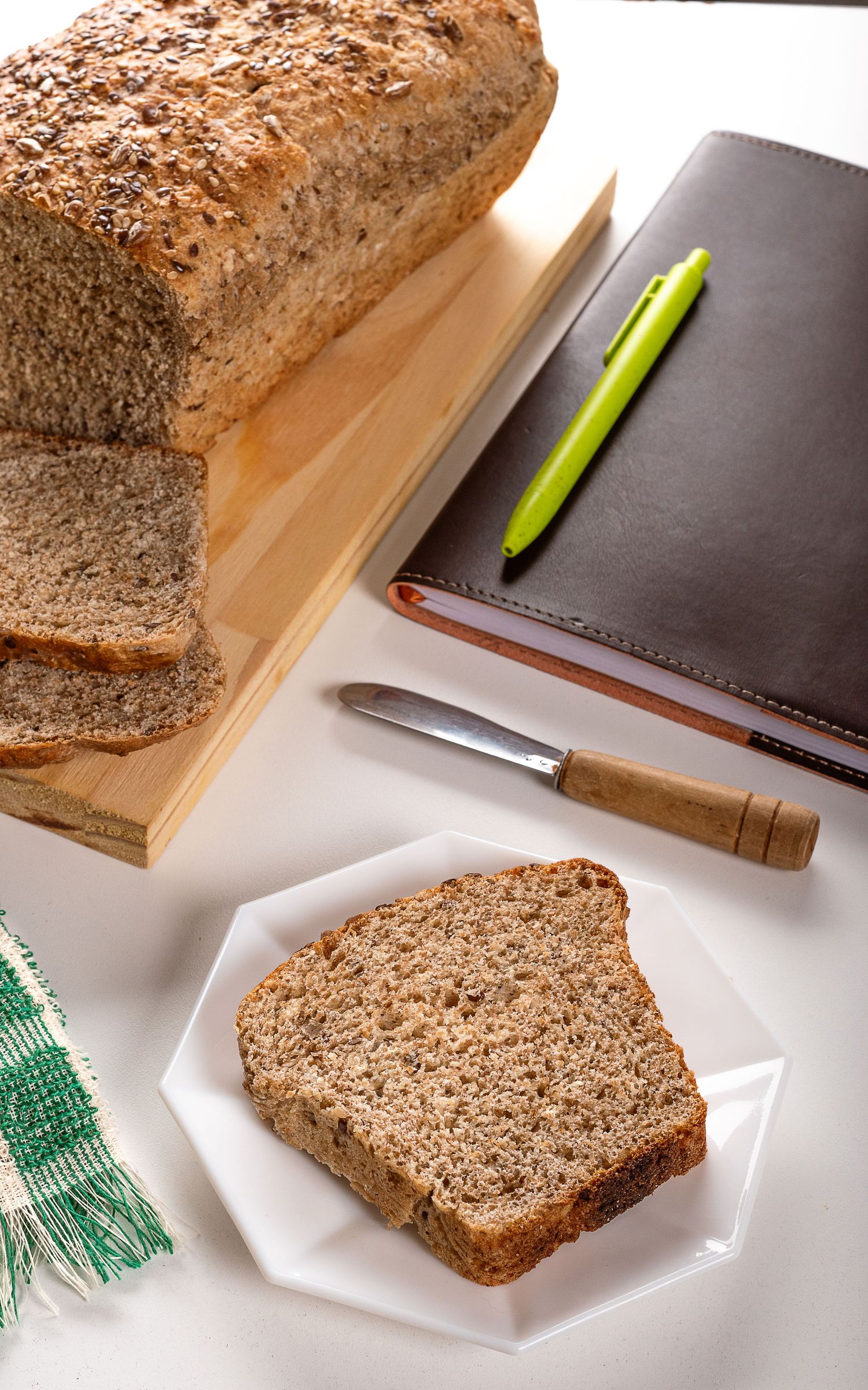 Fotografía gastronómica para marca de alimentos con panificados y untables en escena de estilo lifestyle.