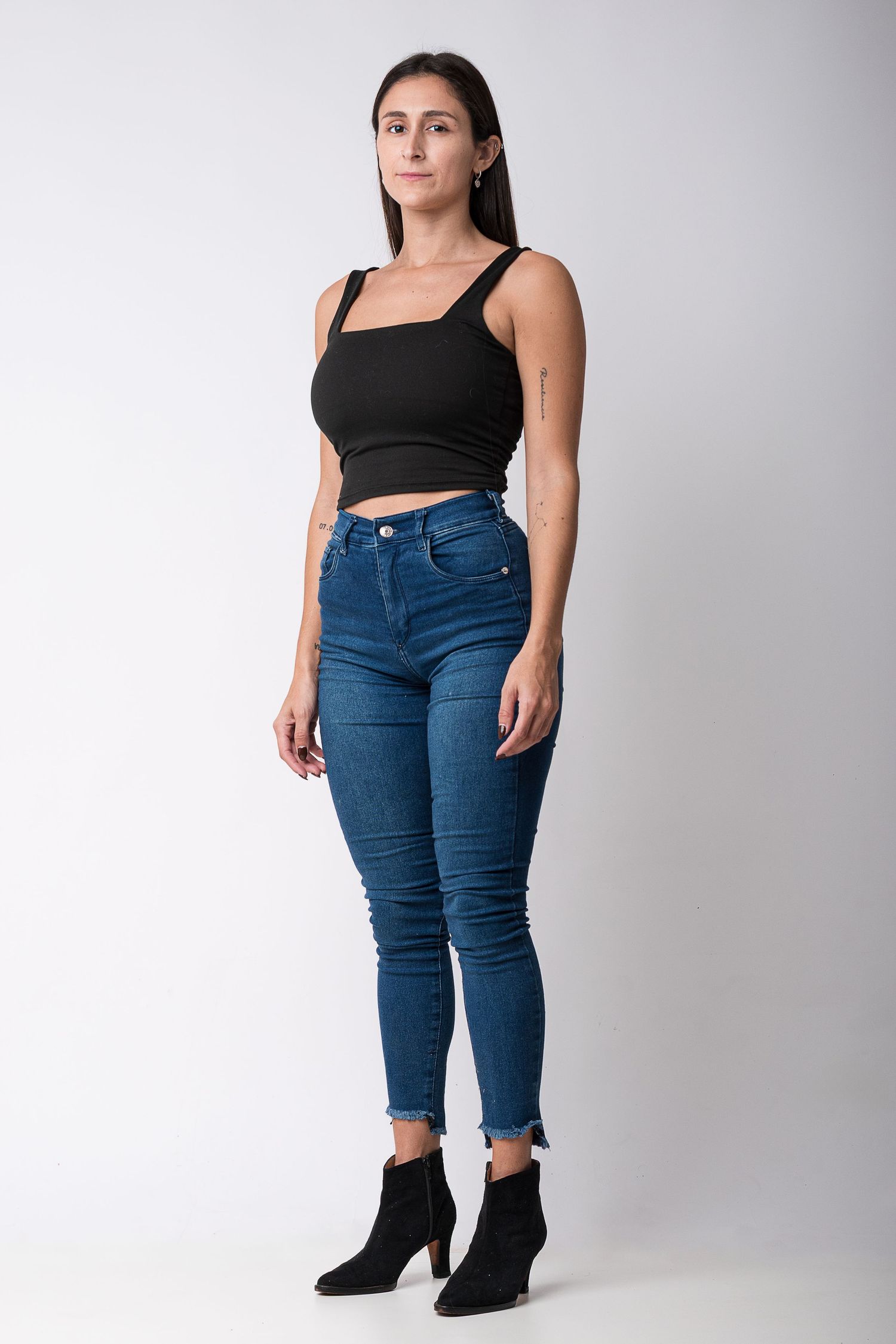 Pola para modelo con pose tres cuartos y cuerpo entero en estudio.