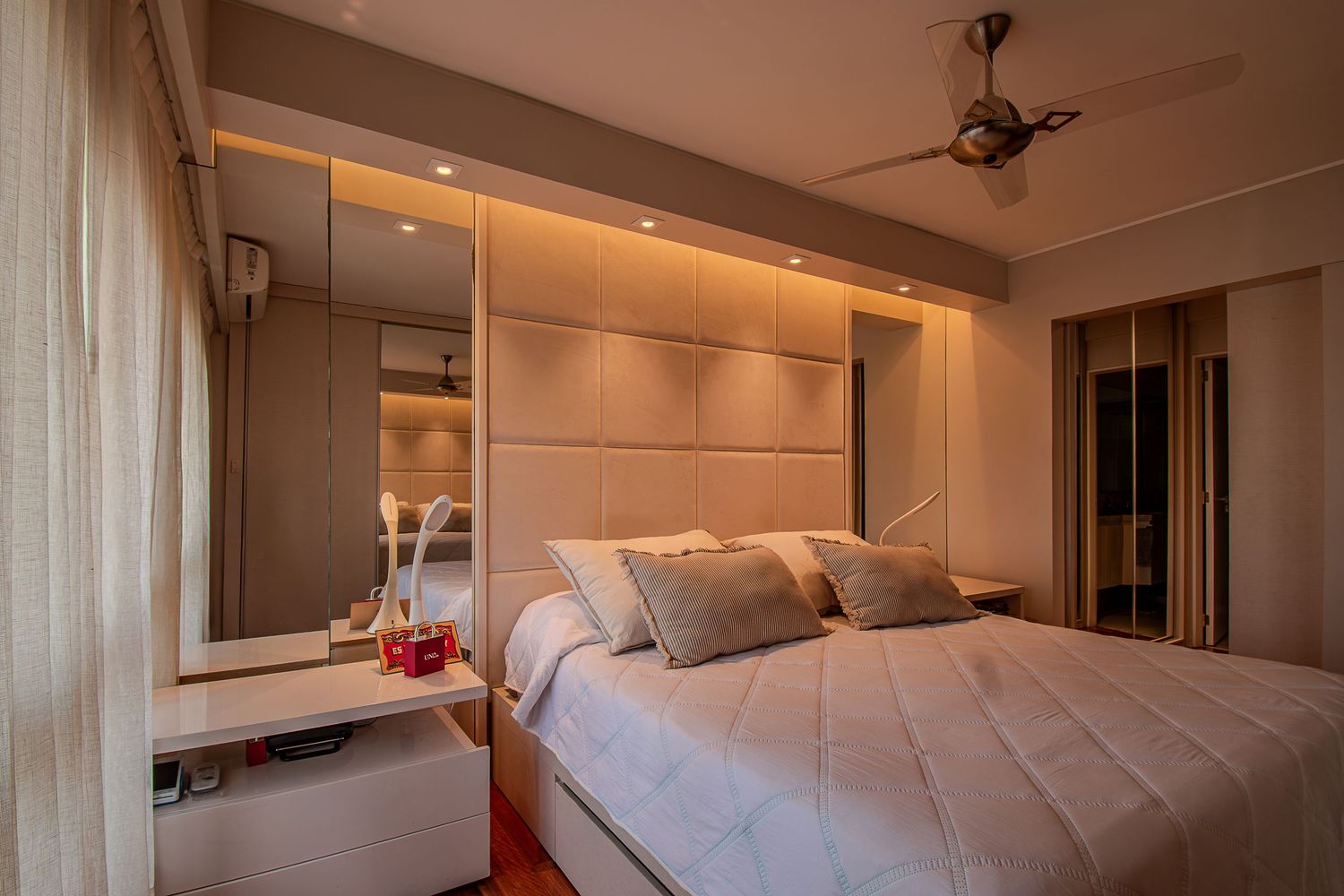 Fotografía de dormitorio principal para inmobiliaria con cama doble, placard y luz cálida.