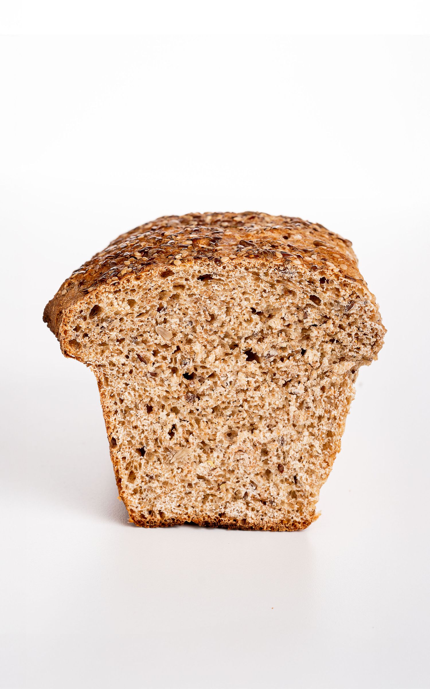 Fotografía de producto para ecommerce de rebanada de pan integral aislada sobre fondo blanco.