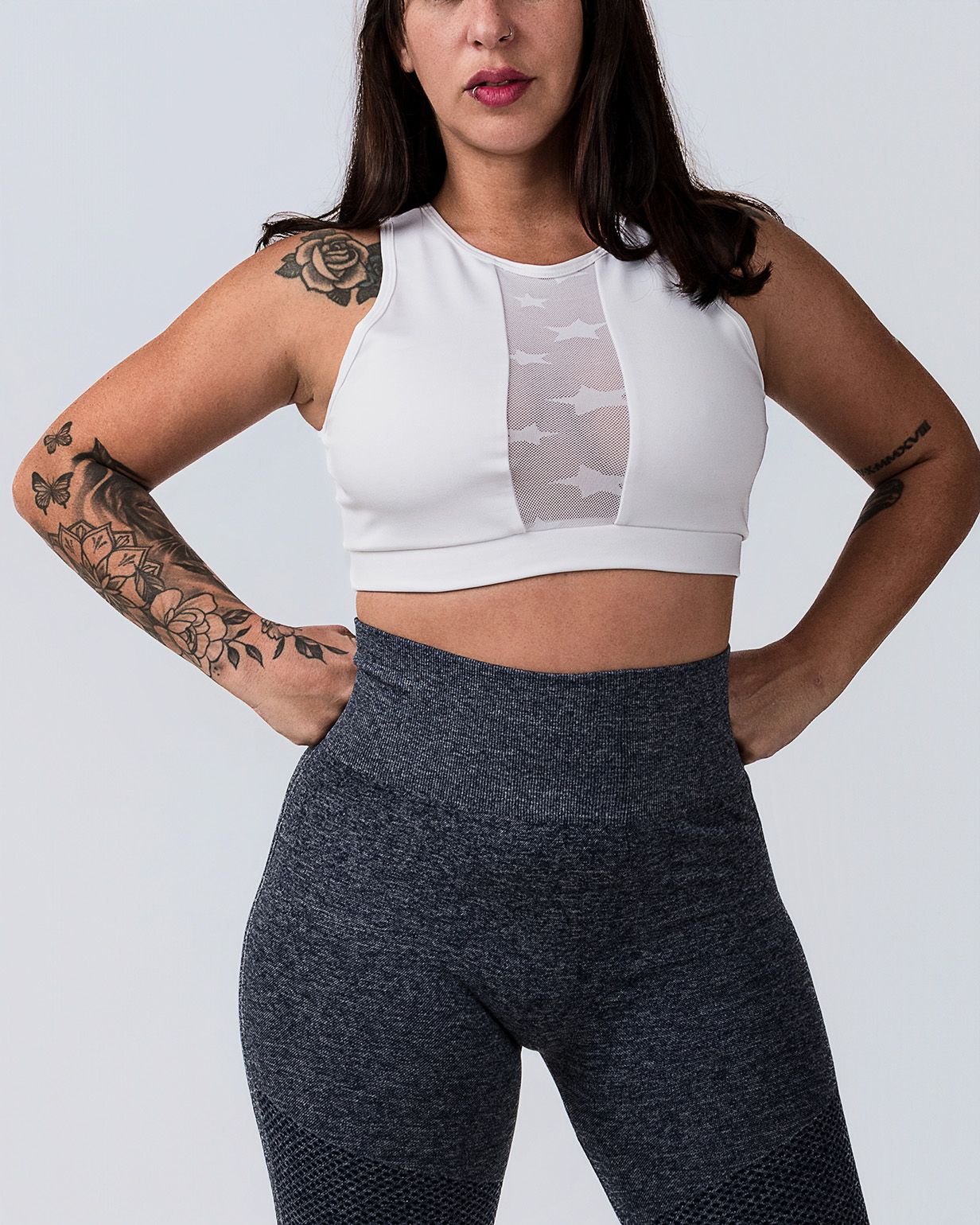 Fotografía de producto para ecommerce de top deportivo blanco y calza gris jaspeada, realizada en estudio.