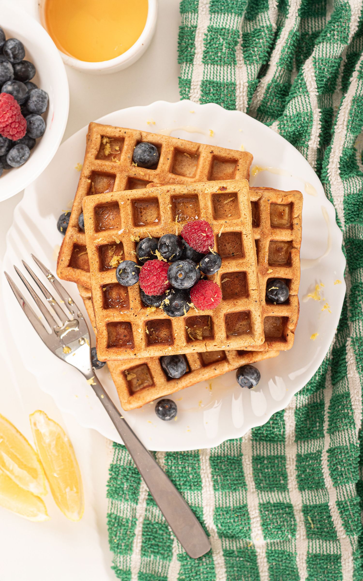 Fotografía gastronómica para ecommerce de waffles con frutas y miel en composición cenital.