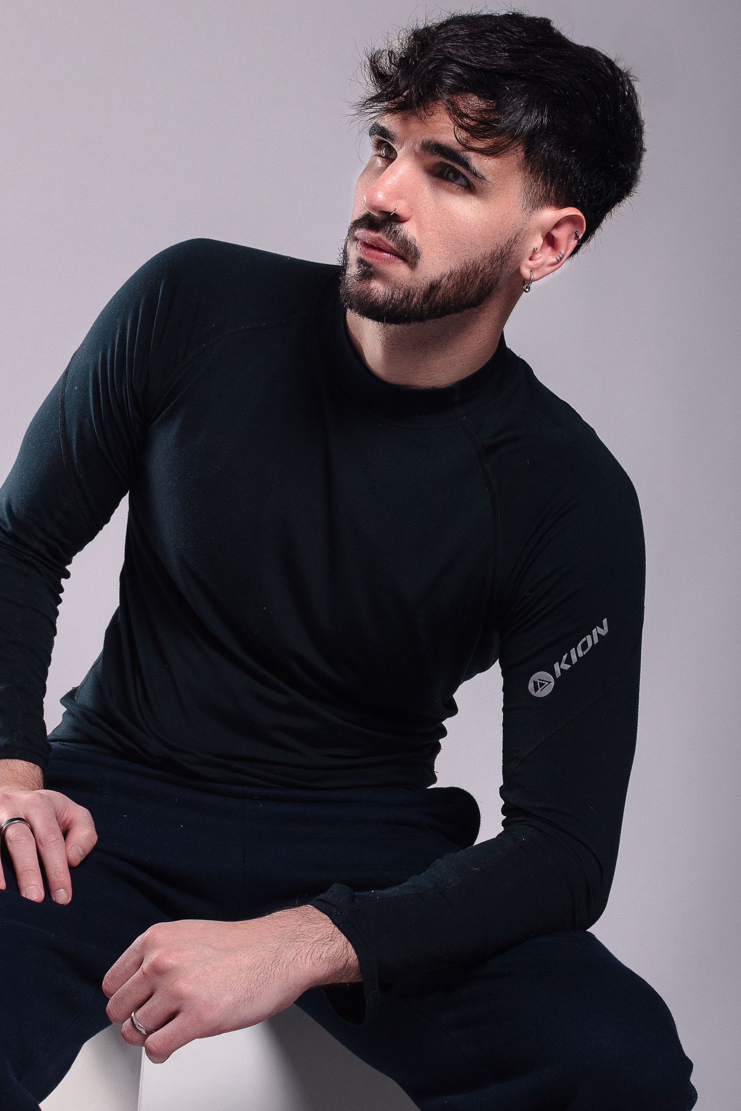 Fotografía e-commerce de indumentaria masculina con remera negra en retrato de estudio.