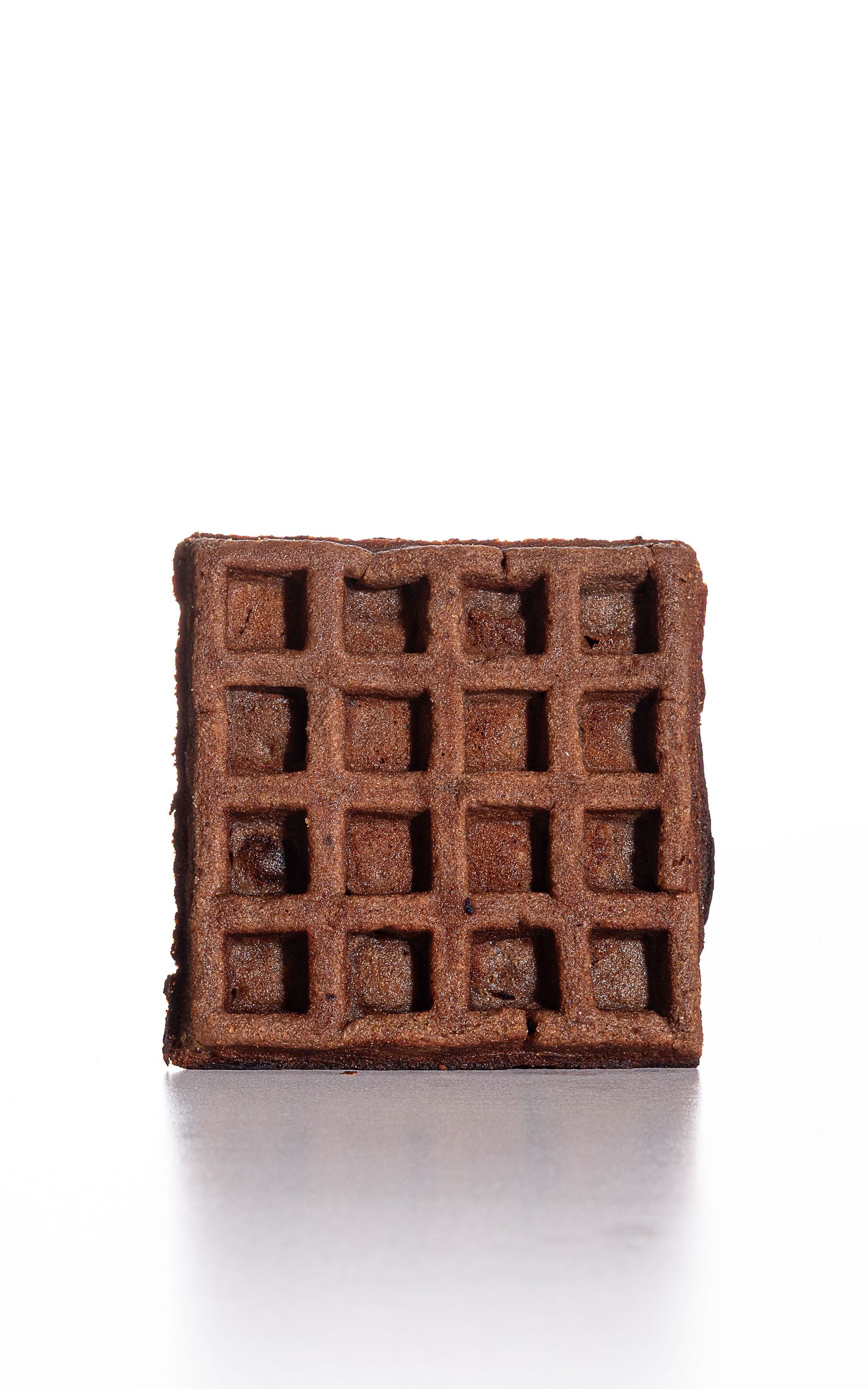 Fotografía de producto gastronómico para ecommerce de waffle de chocolate sobre fondo blanco.
