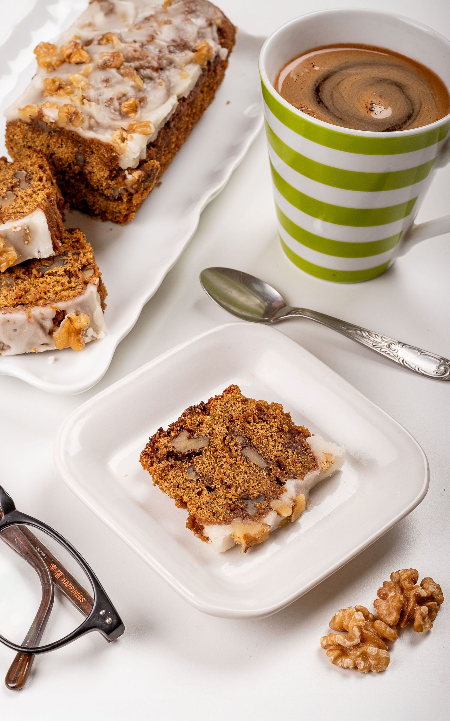 Fotografía gastronómica de producto para marca de pastelería con budín, porción servida y taza.