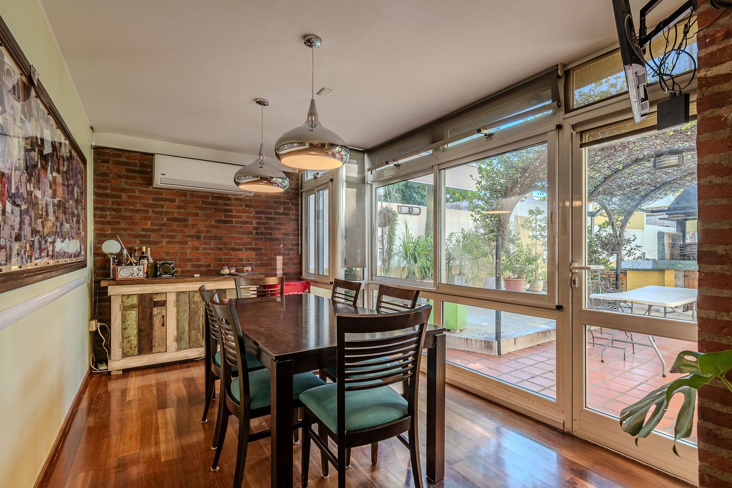 Fotografía de propiedad en venta con comedor junto a ventanales y vista exterior.