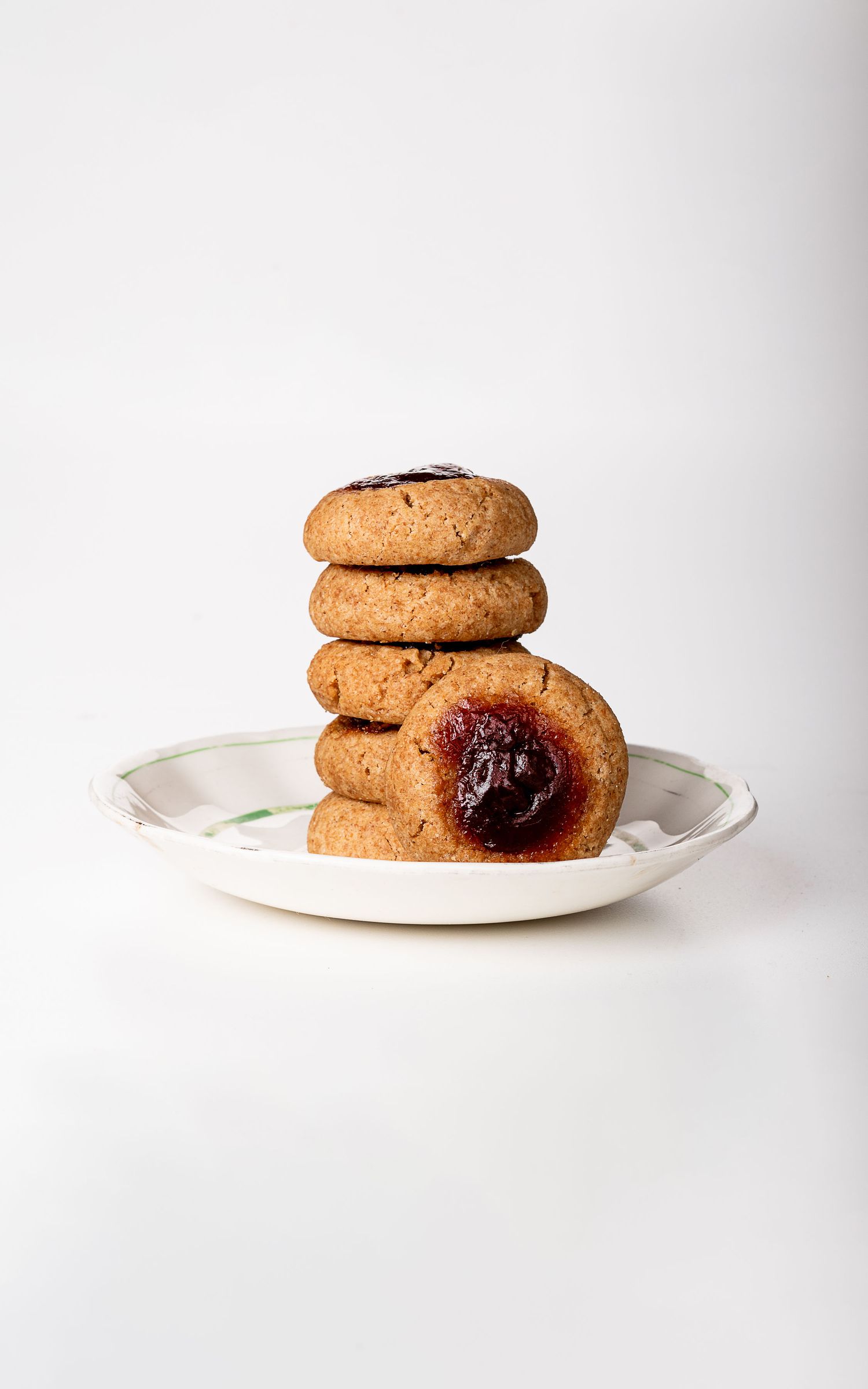 Fotografía de producto gastronómico para ecommerce de alfajores o cookies apiladas sobre fondo blanco.