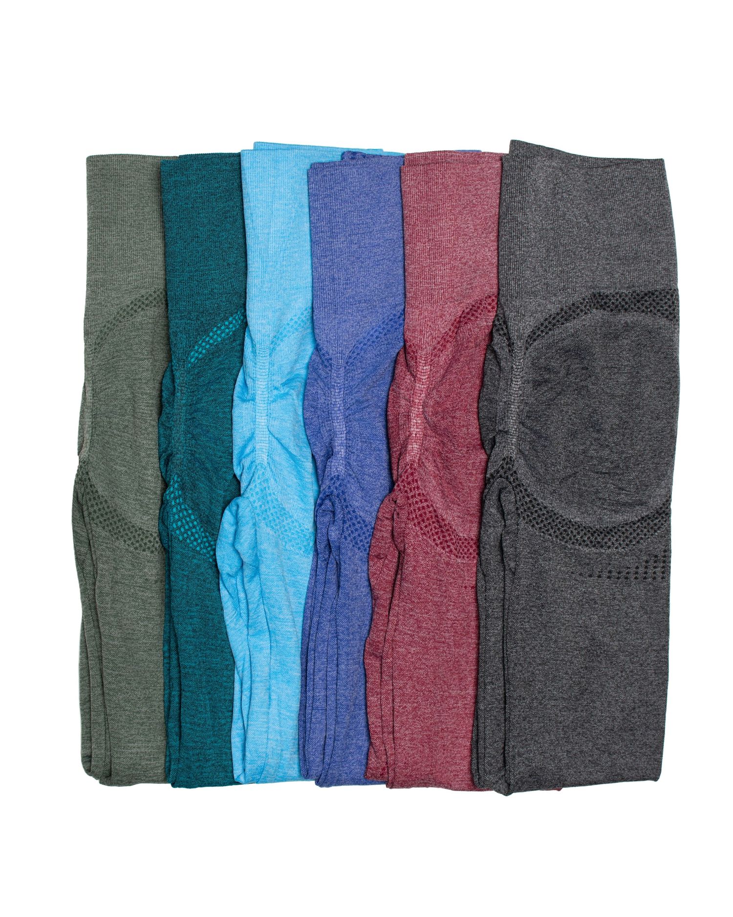 Fotografía de producto para tienda online de prendas textiles dobladas en varios colores sobre fondo blanco.