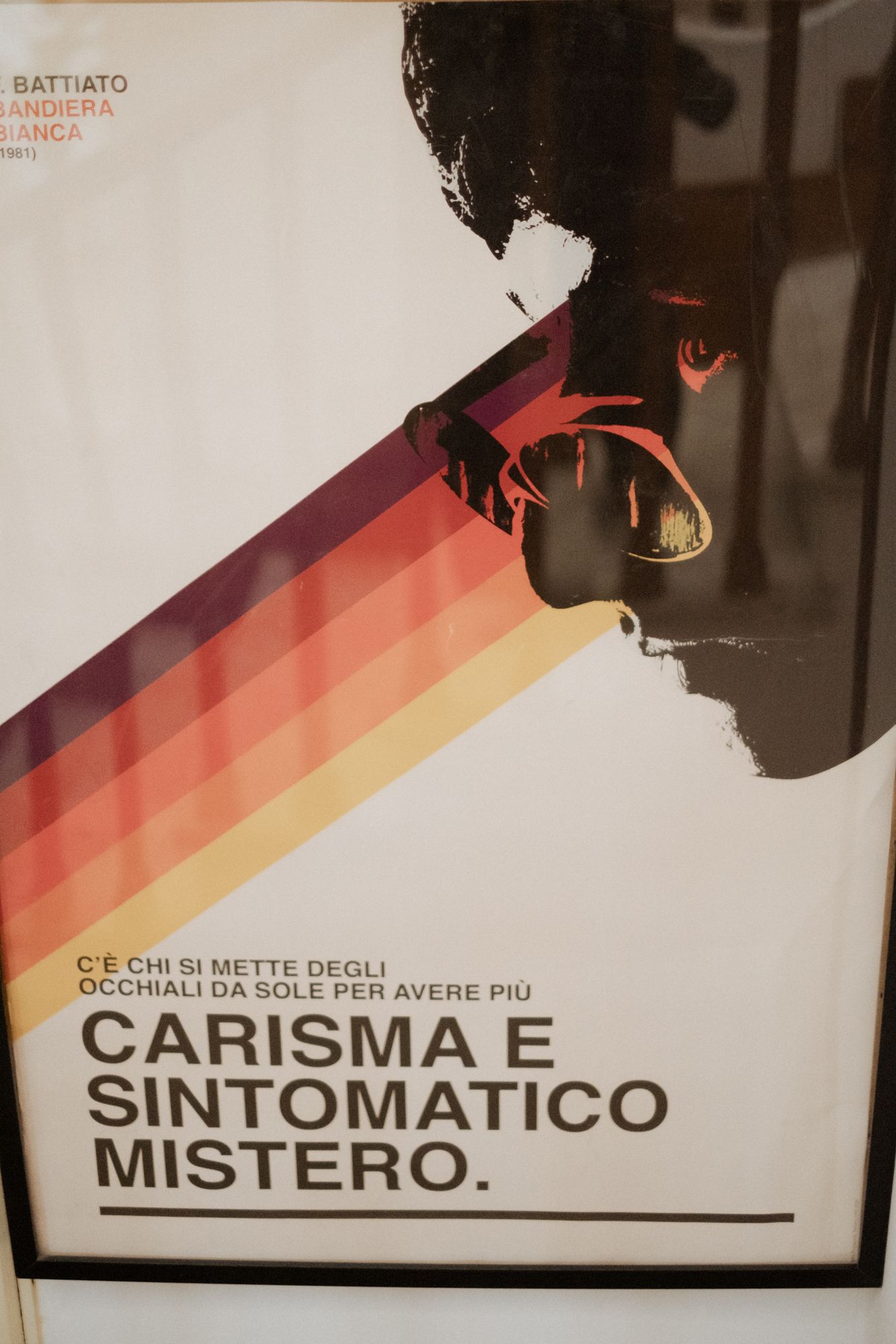 Italian text fragments in black against white background with orange gradient design elements.
