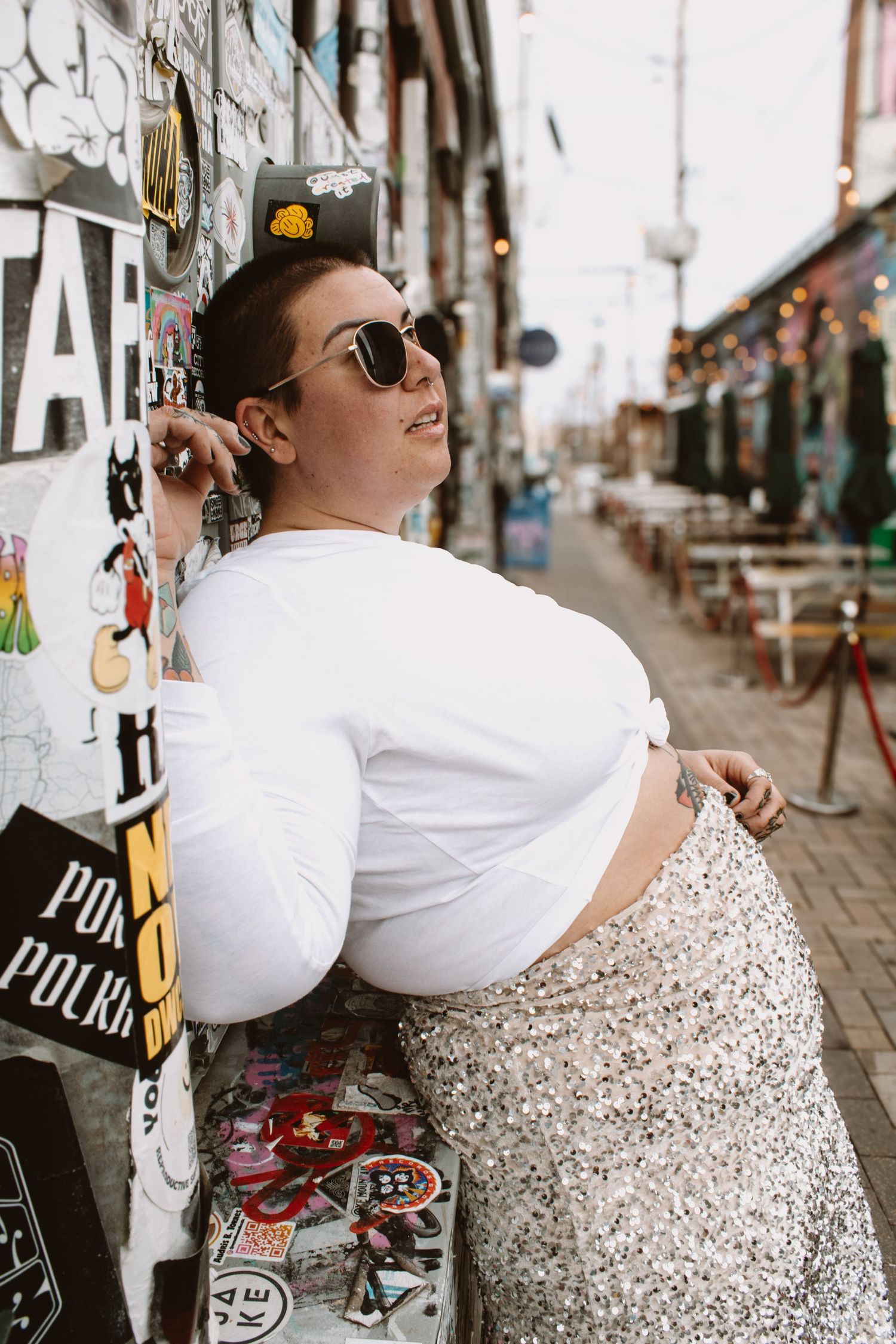 A white balloon sleeve top paired with a sparkly sequined skirt creates an elegant street style look.