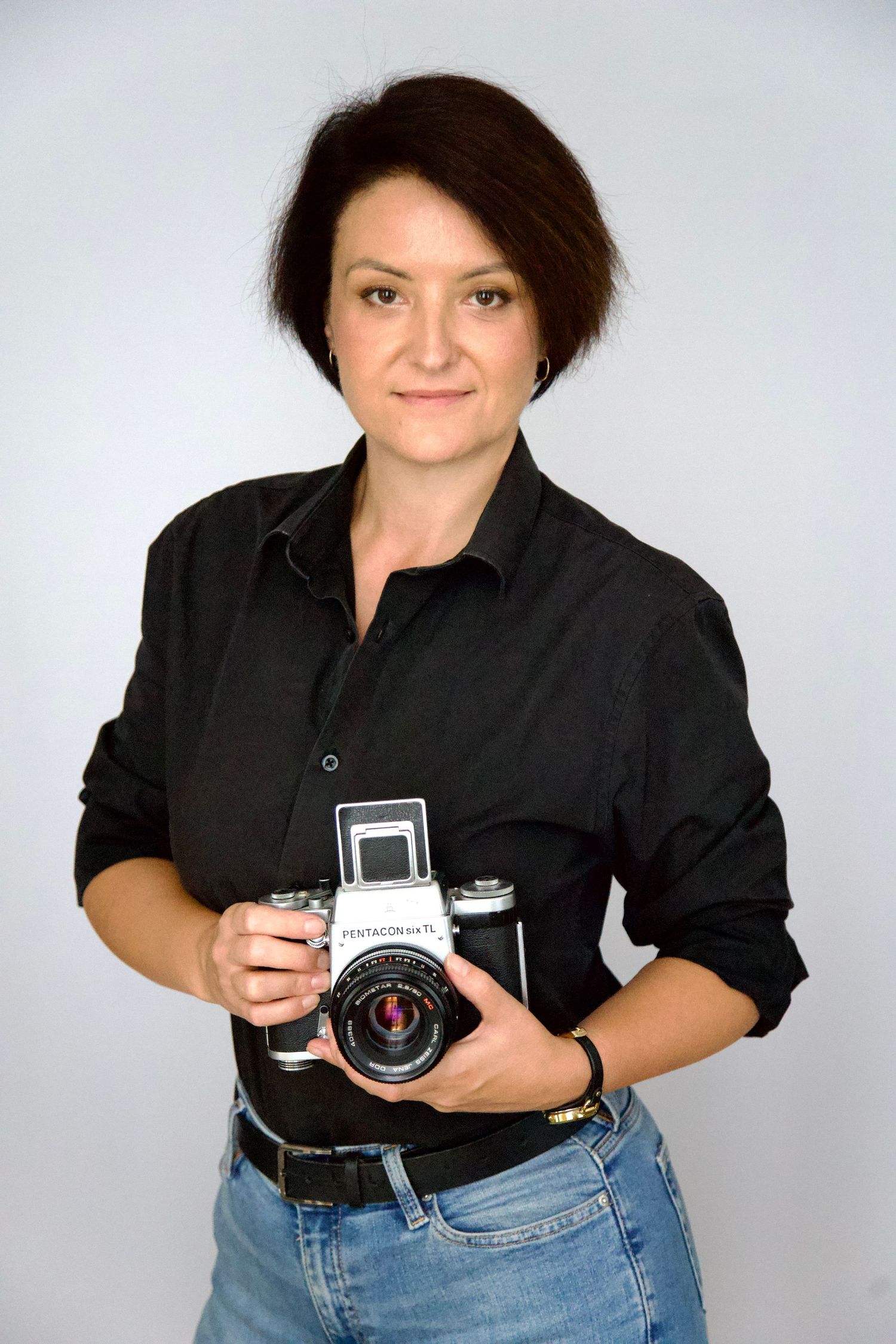 Jurassza Zsófia fotográfus portré. Vizuális történetmesélés, instagram kompatibilis utazó fotózás kurzus