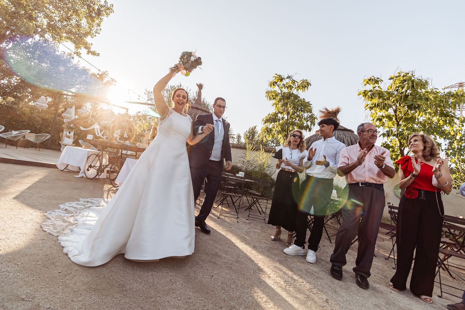 Primer beso de los novios en boda civil en Coslada – Madrid