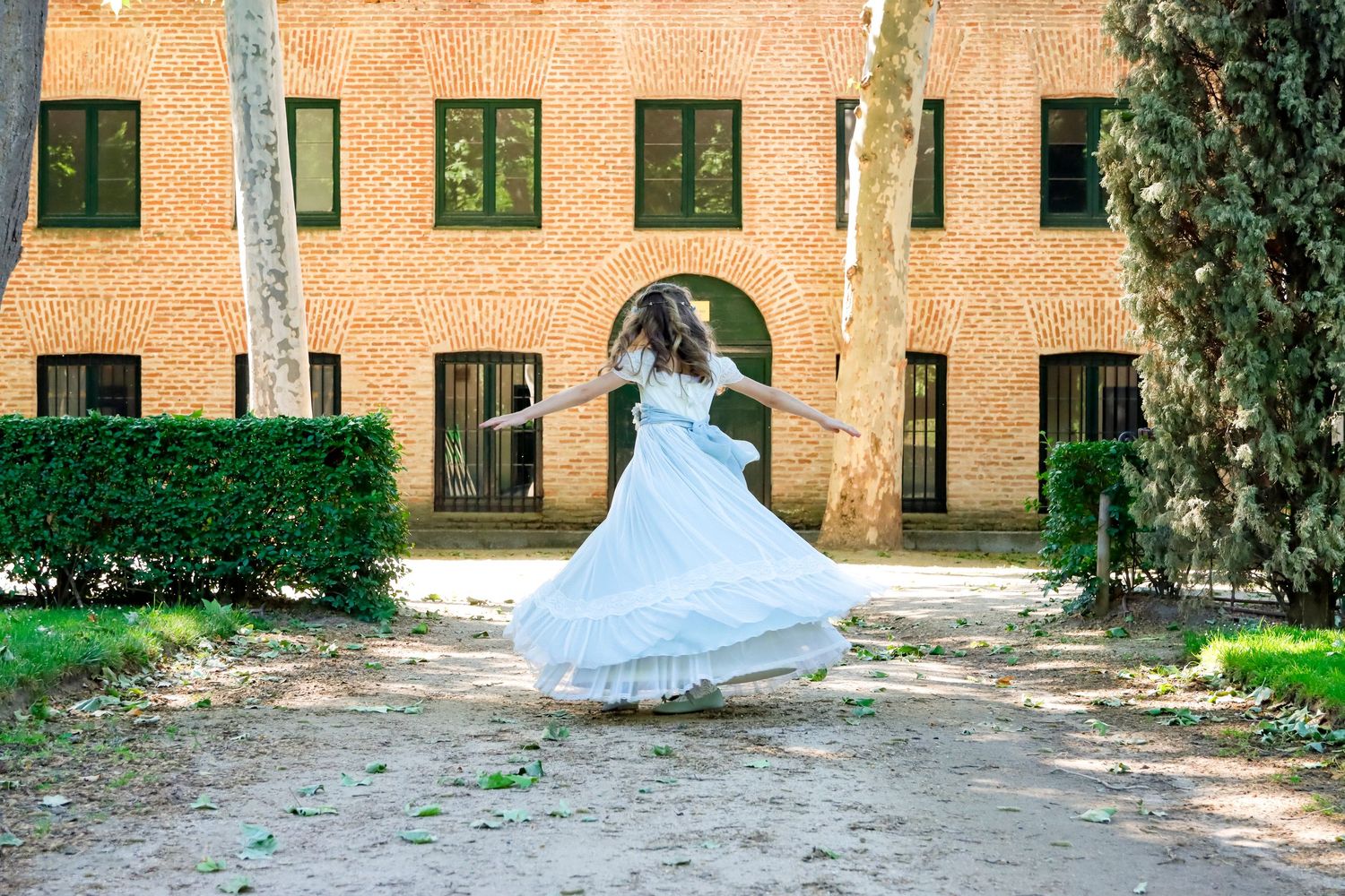 Detalle del vestido y corona de comunión – Fotografía natural