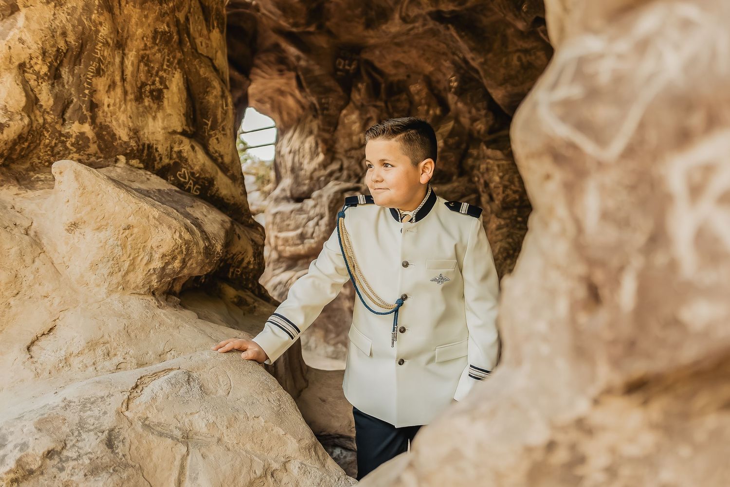 Niña de comunión posando en jardín en Torrejón de Ardoz