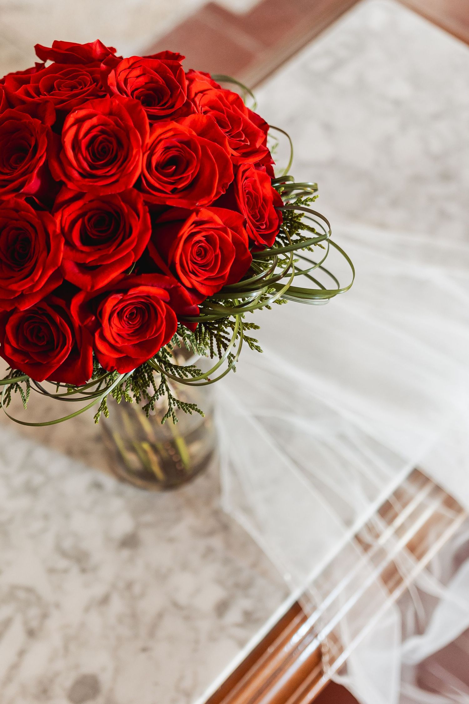 Fotografía natural de la novia con su ramo antes de la boda – Madrid