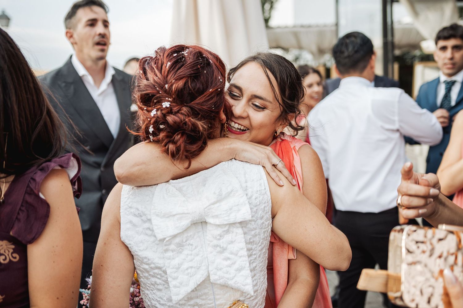 Fotografía del novio ajustando corbata antes de la boda en Coslada
