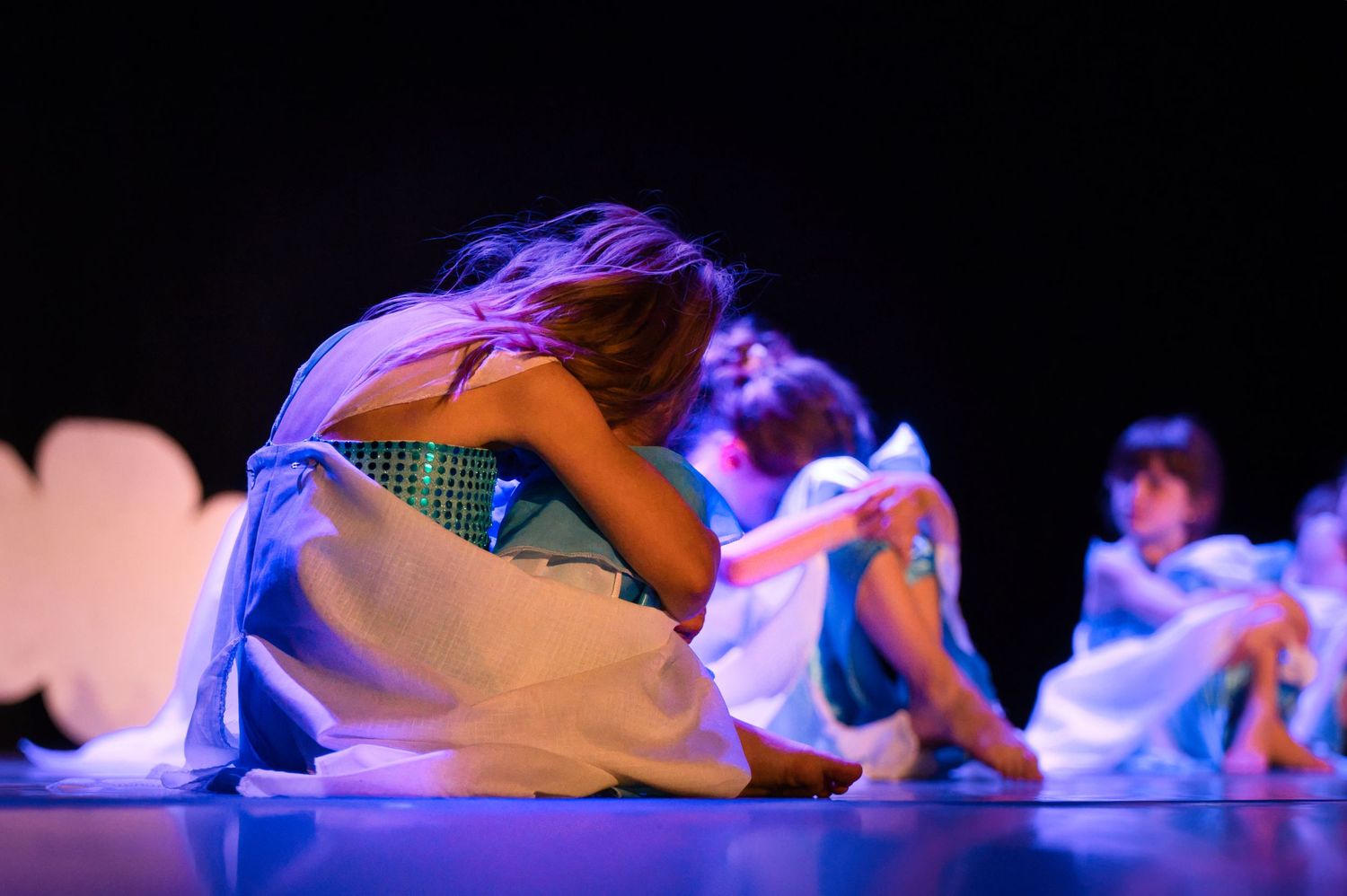 Photo enfants blanc et bleu gala danse jeux de lumière Peps Danse Steph Lecaudé photographe