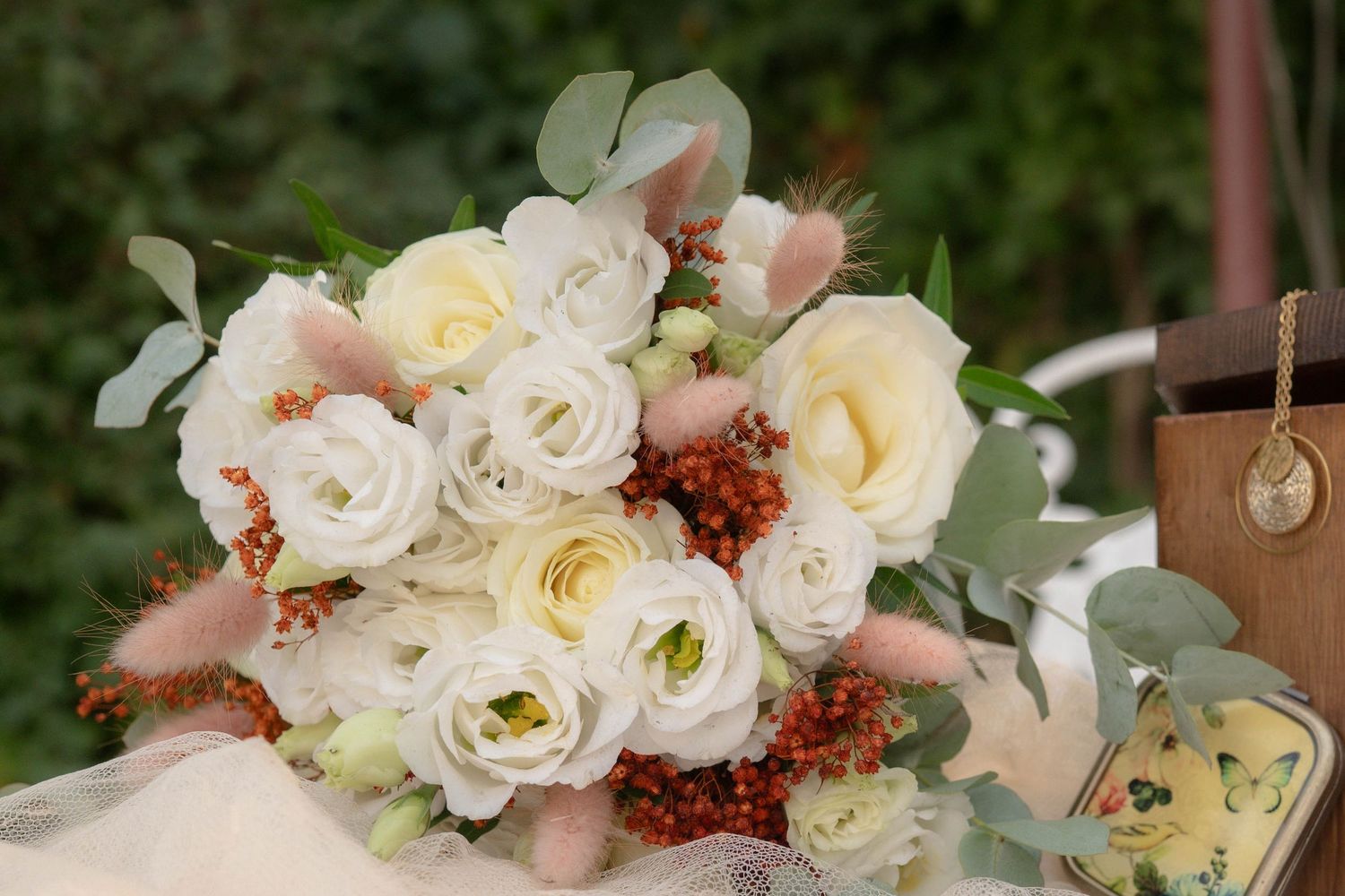 Photo bouquet de fleurs mariée champêtre, roses blanches, eucalyptus. Steph Lecaudé photographe de mariage