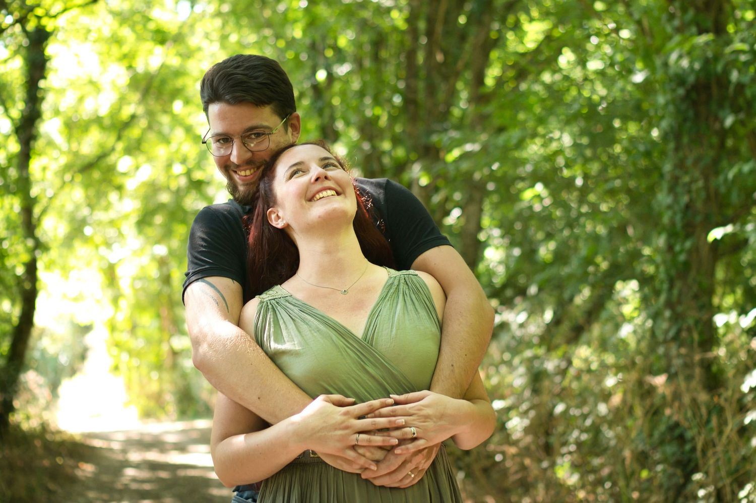 Photo couple trentenaire nature par steph lecaudé. Loire Atlantique, Vendée. Amour