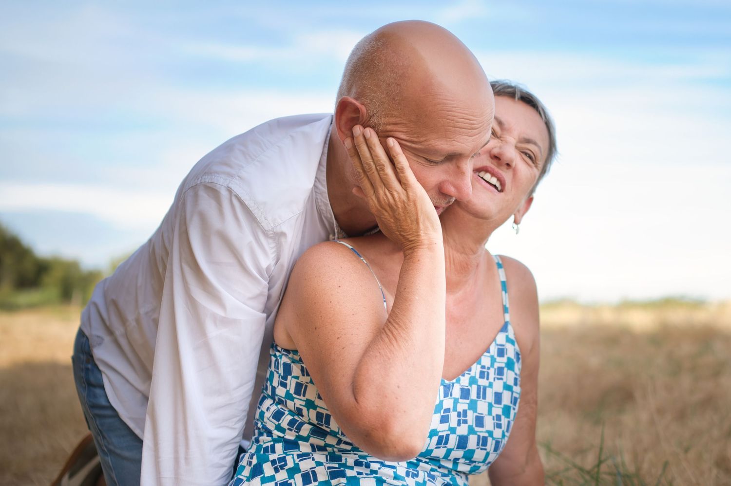 Portrait couple quinqua plein air paille, lifestyle, amour, quinquagénaire