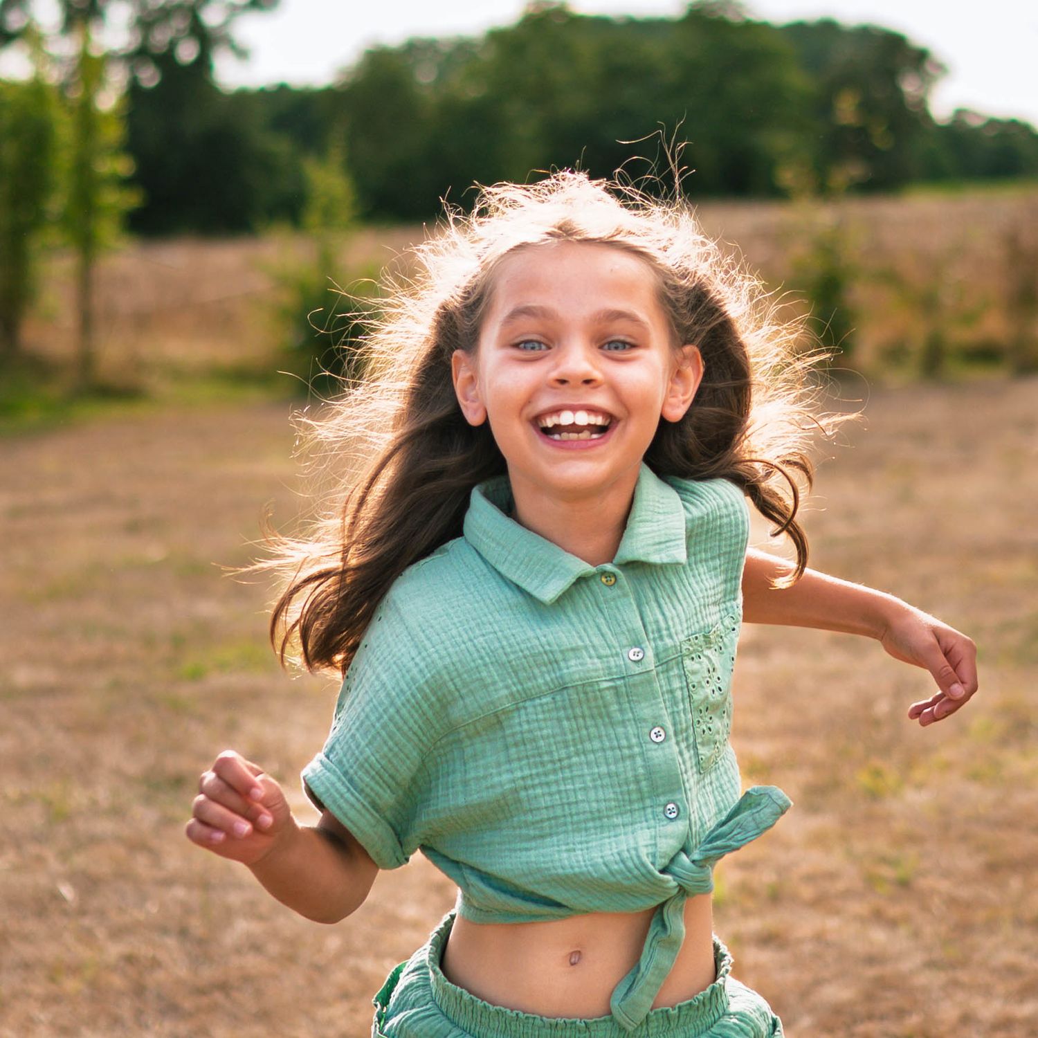 Lifestyle enfant fille contre jour par Steph Lecaude