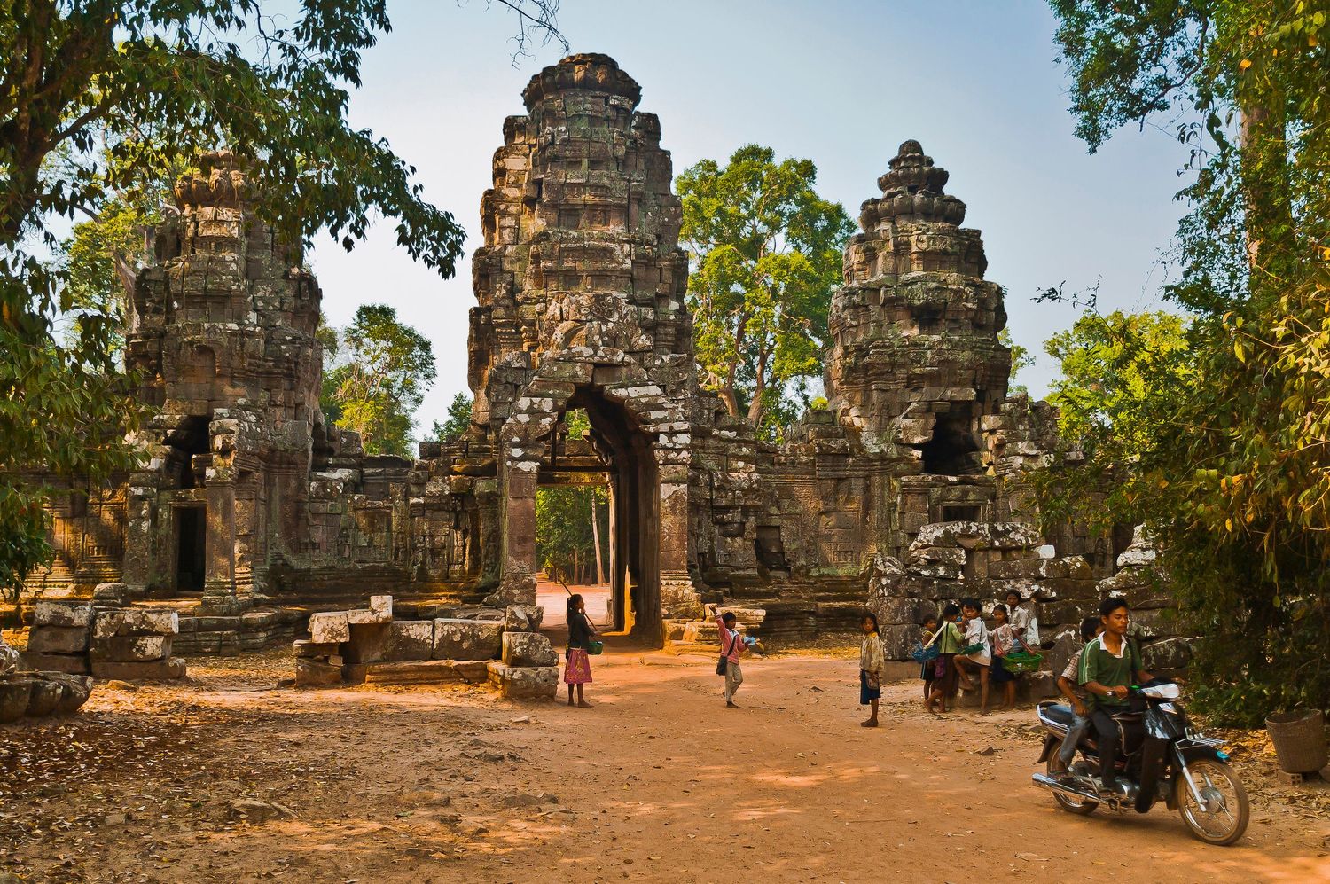 Ein Tor im Gefüge der Mittelaltermetropole Angkor. Auch in der Gegenwart sind die urtümlichen Wege belebt. ©️Daniel Klaucke 2025