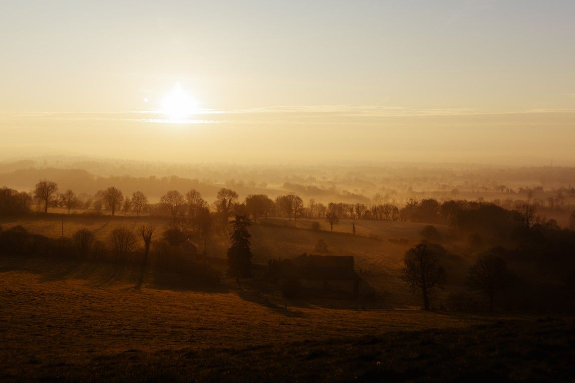 Photo du soleil qui se lève sur le bocage normand.