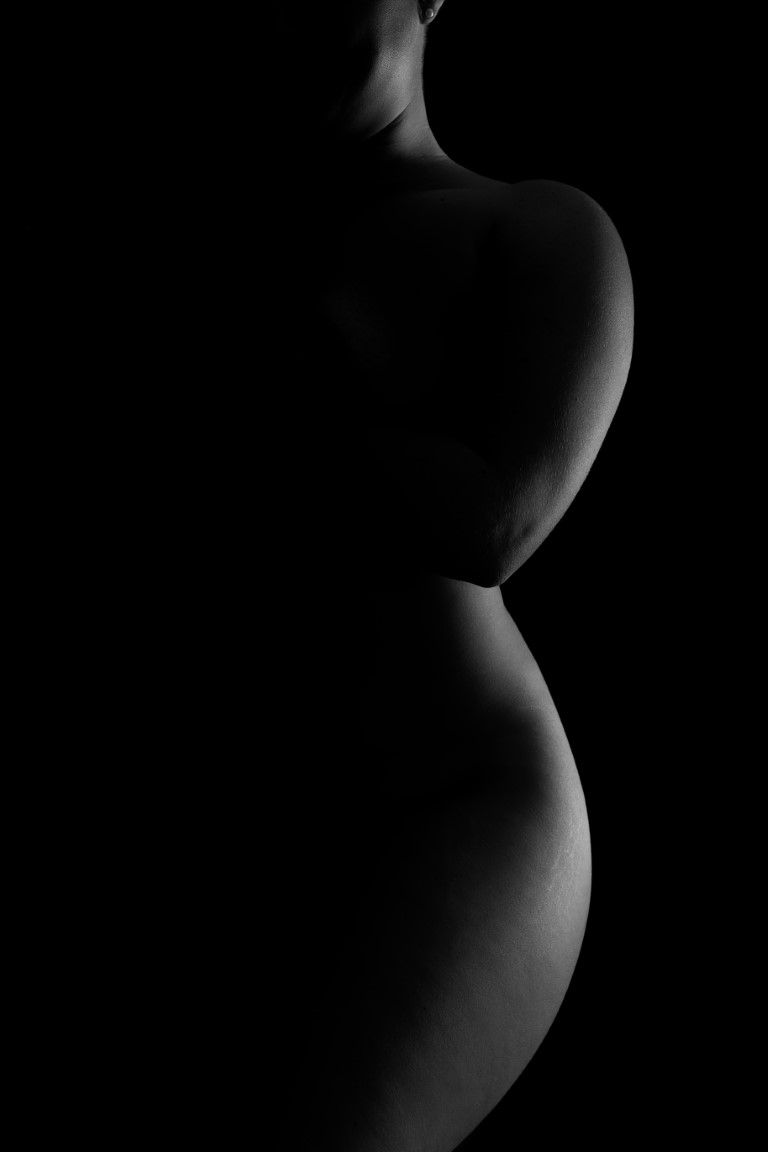 Photographie de nu artistique en clair obscur de la silhouette d'une femme