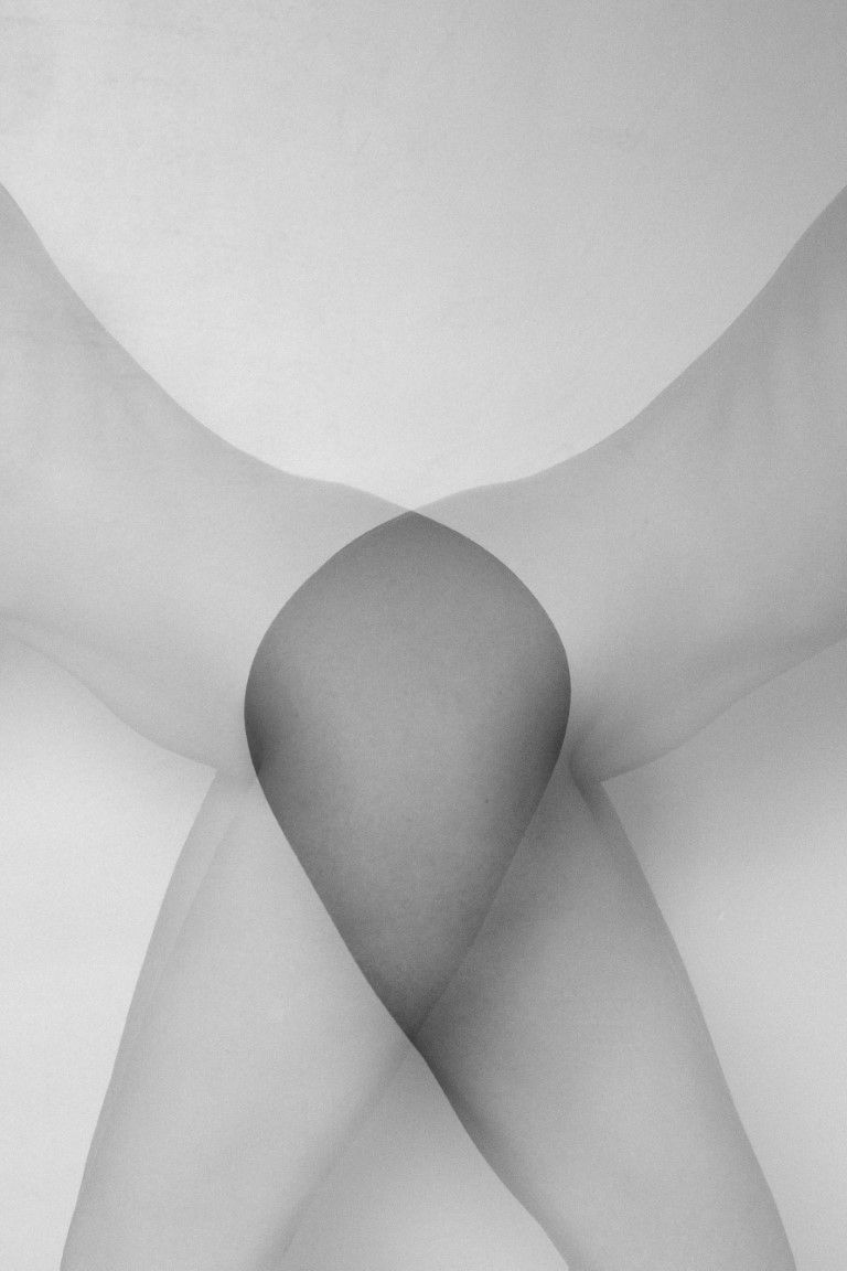 Photographies abstraites en noir et blanc de nus artistiques, montrant les courbes et les ombres du corps humain en double exposition