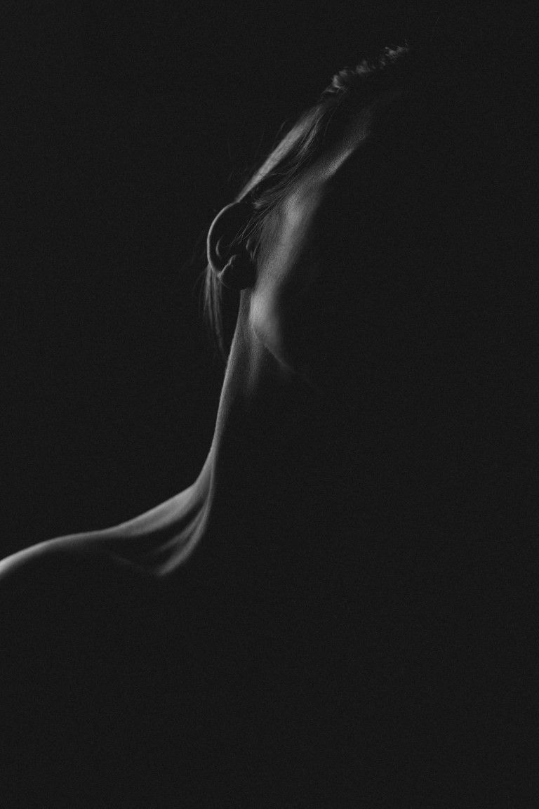 Silhouette artistique en noir et blanc de la nuque d'une femme.