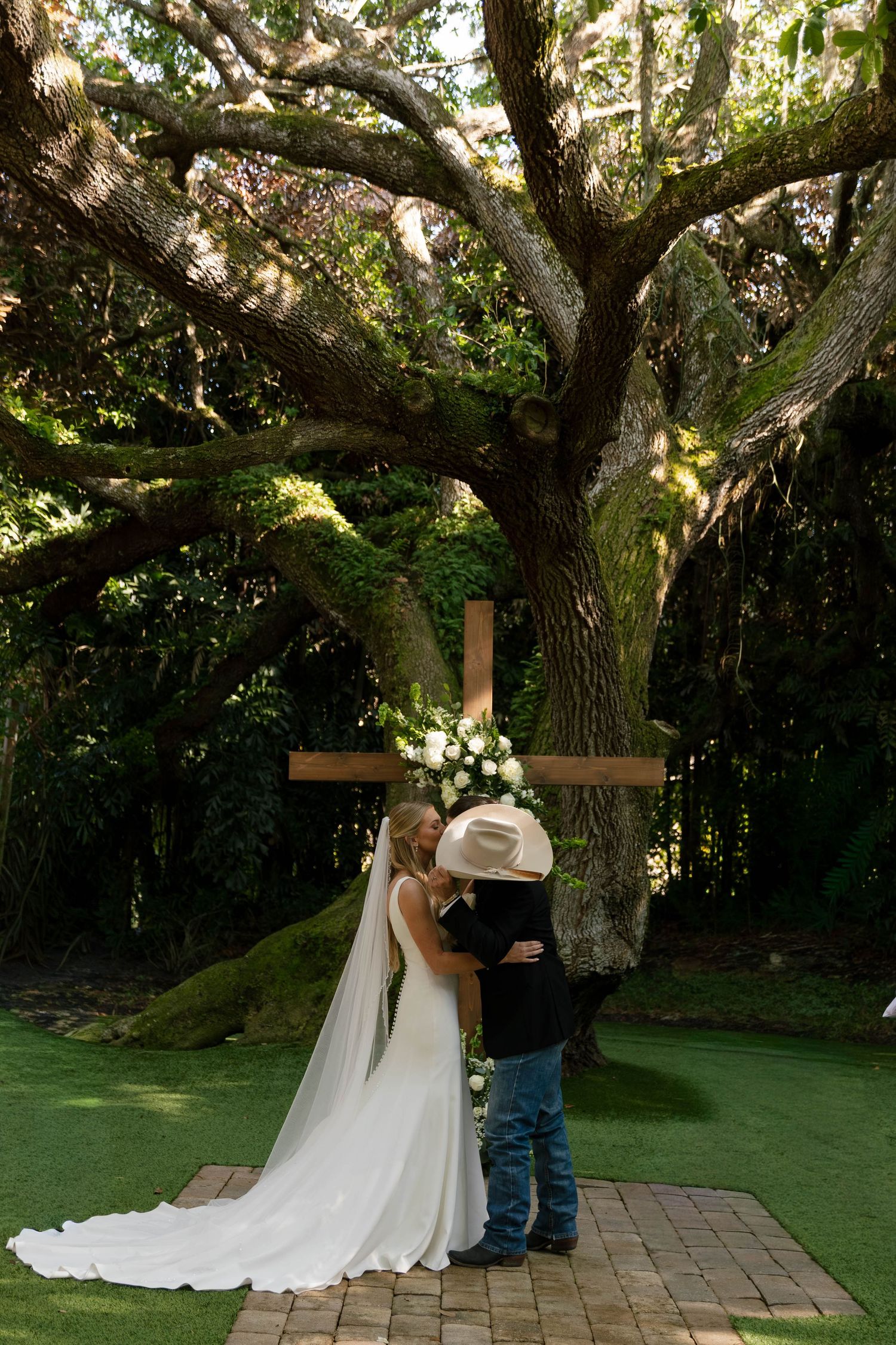 Vero Beach wedding photos, South Florida wedding photographer, timeless wedding photography, natural wedding moments, luxury coastal wedding