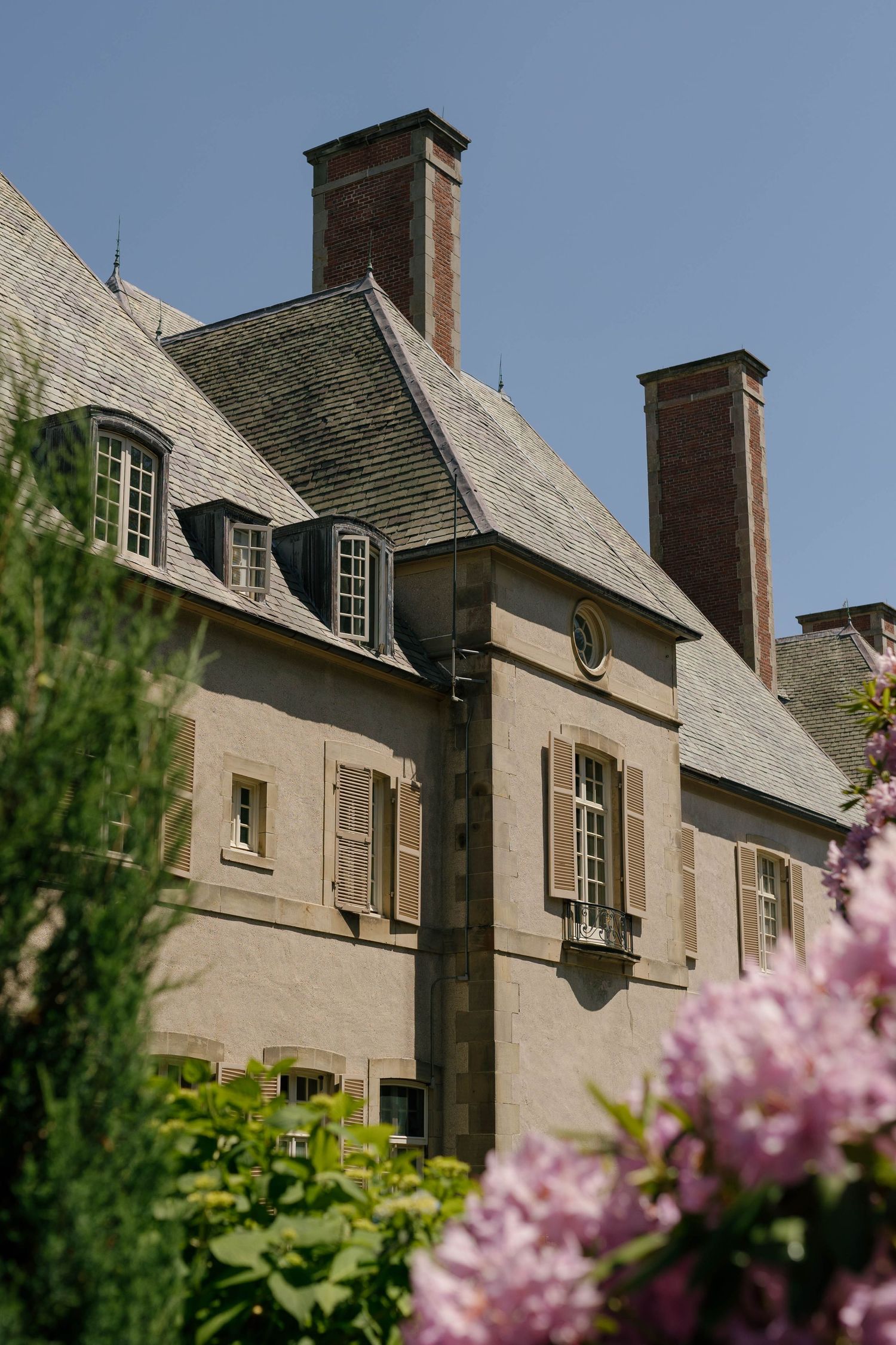 Candid wedding guests celebrating at Glen Manor House Rhode Island