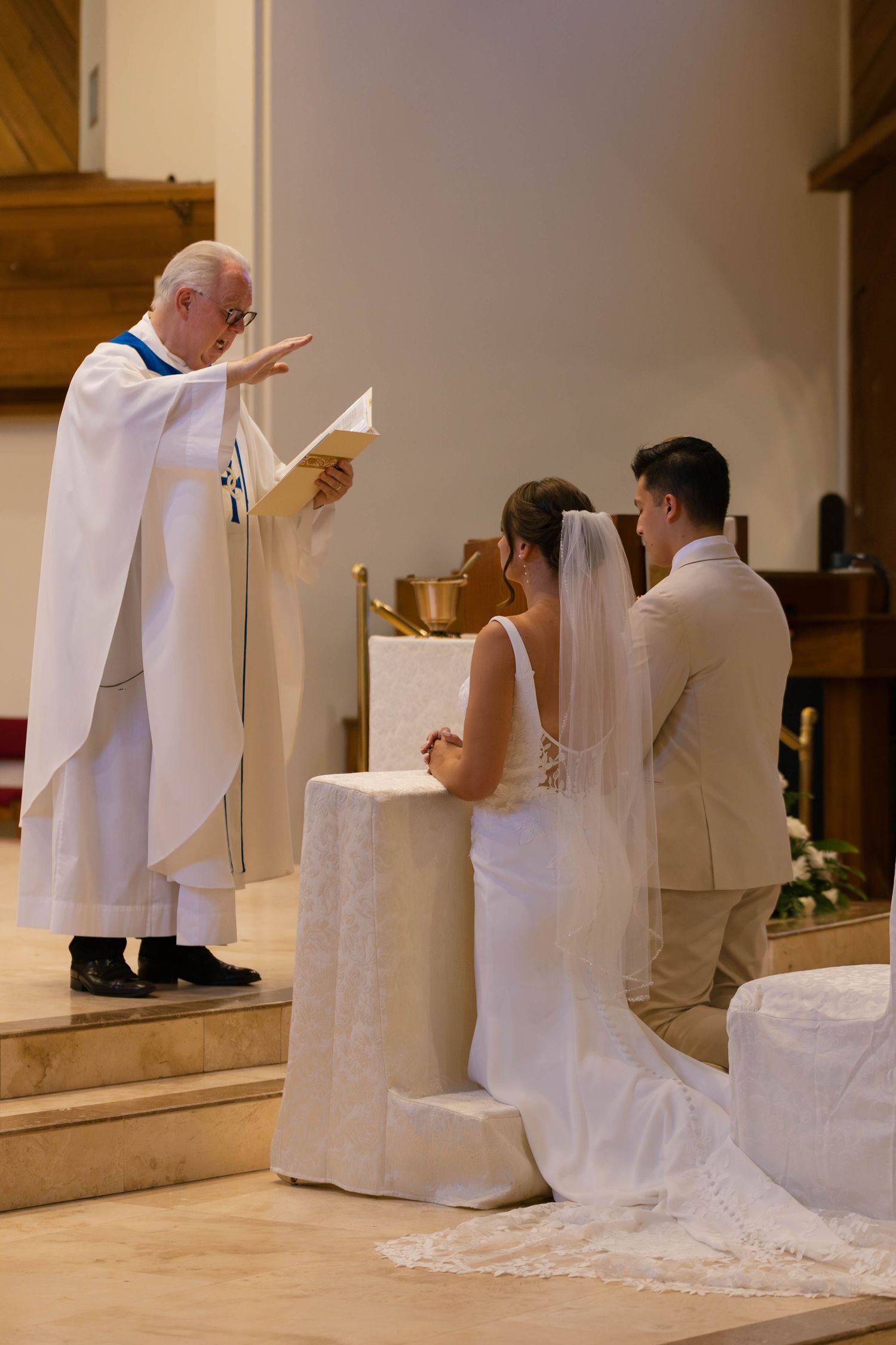 Catholic wedding photography at Aldrich Mansion in Warwick, Rhode Island, featuring a beautiful New England wedding celebration at the hist
