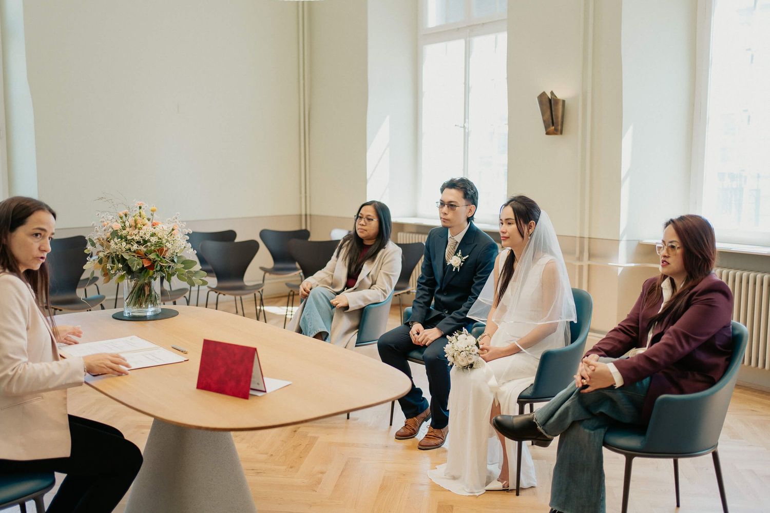 solothurn wedding photographer, civil wedding palais le besenval, civil wedding photographer in solothurn, town hall wedding solothurn photo