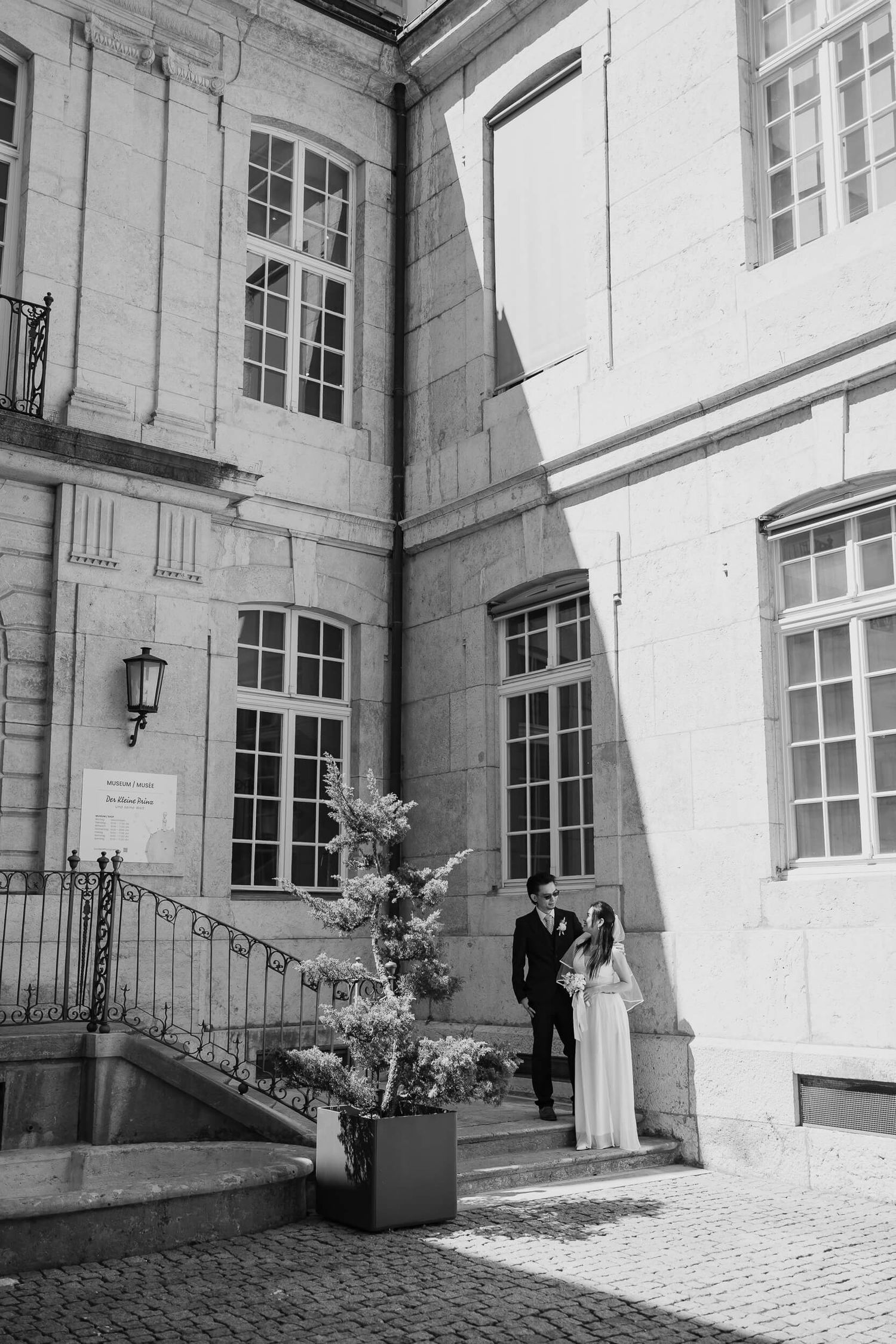Fotosession an einer standesamtlichen Trauung in Solothurn, Hochzeitsfotograf im Palais Le Besenval