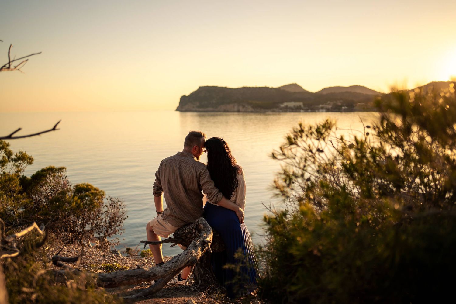 Paguera couples photoshoot, mallorca couples photosession, surprise proposal mallorca, beach golden hour photoshoot