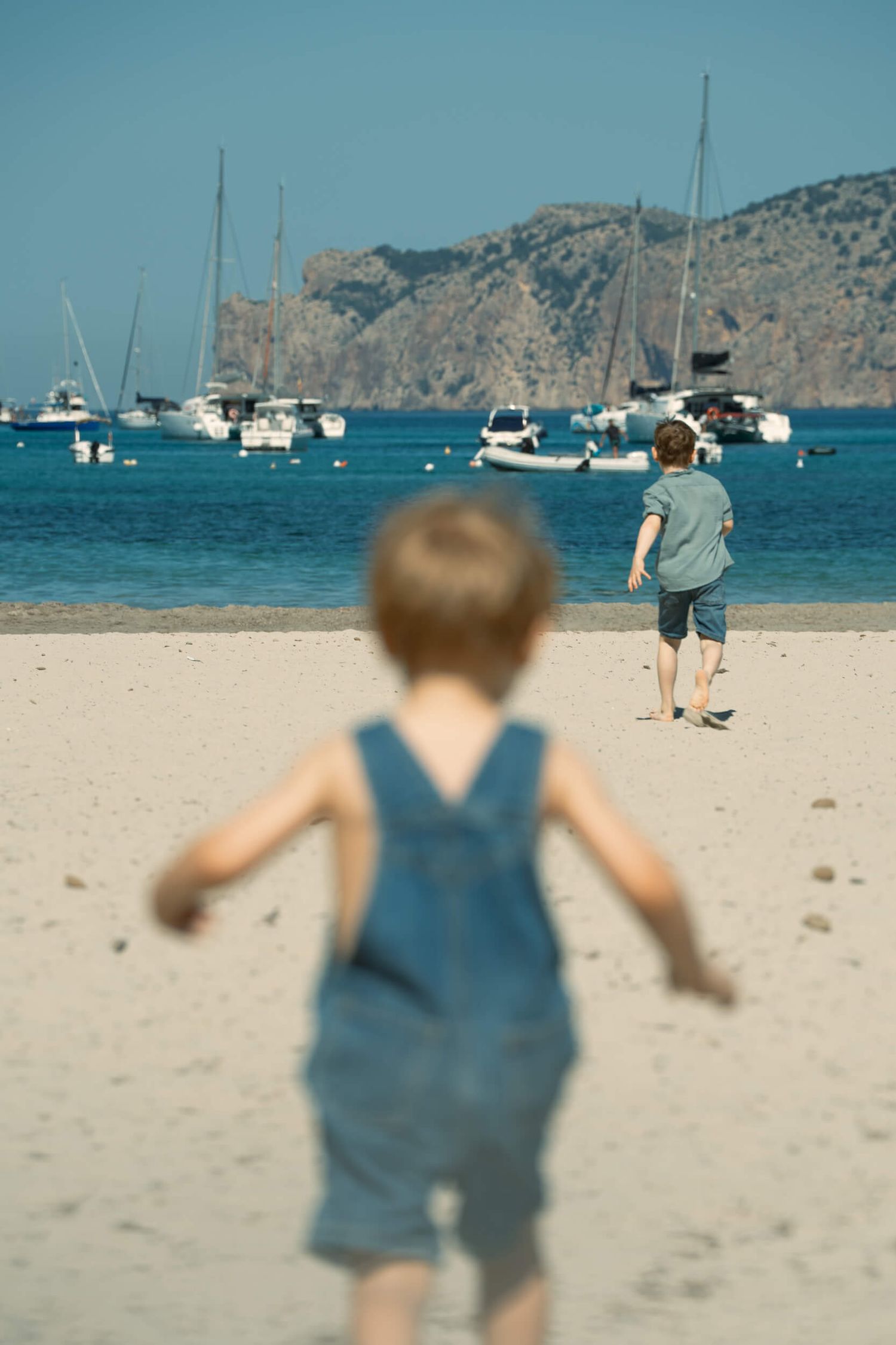 Candid family photography, film inspired, Sofi Ammann, Family portraits by the water Mallorca, cinematic photography