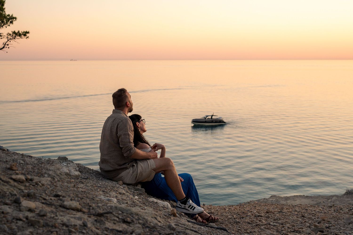 Peguera couples photoshoot, mallorca couples photosession, beach photosession, cinematic photo, sunset photoshoot, mini session