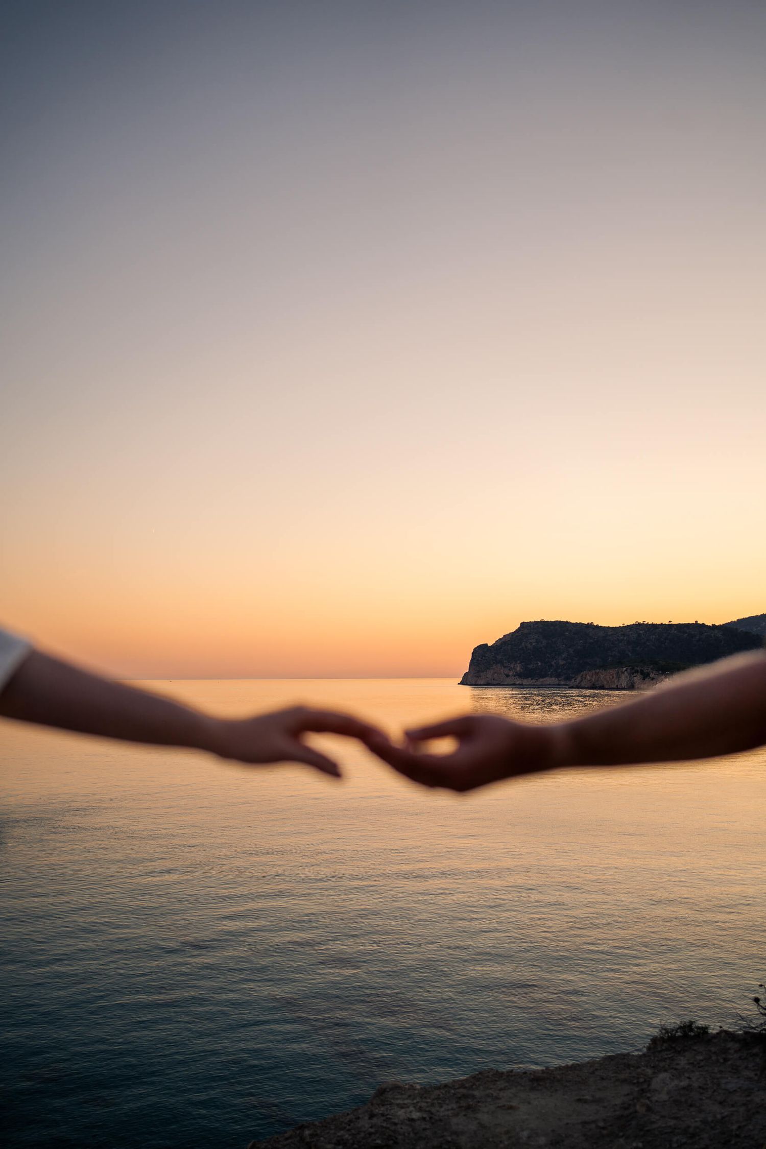 Peguera couples photoshoot, mallorca couples photosession, beach photosession, cinematic photo, calvia, sunset photoshoot, mini session