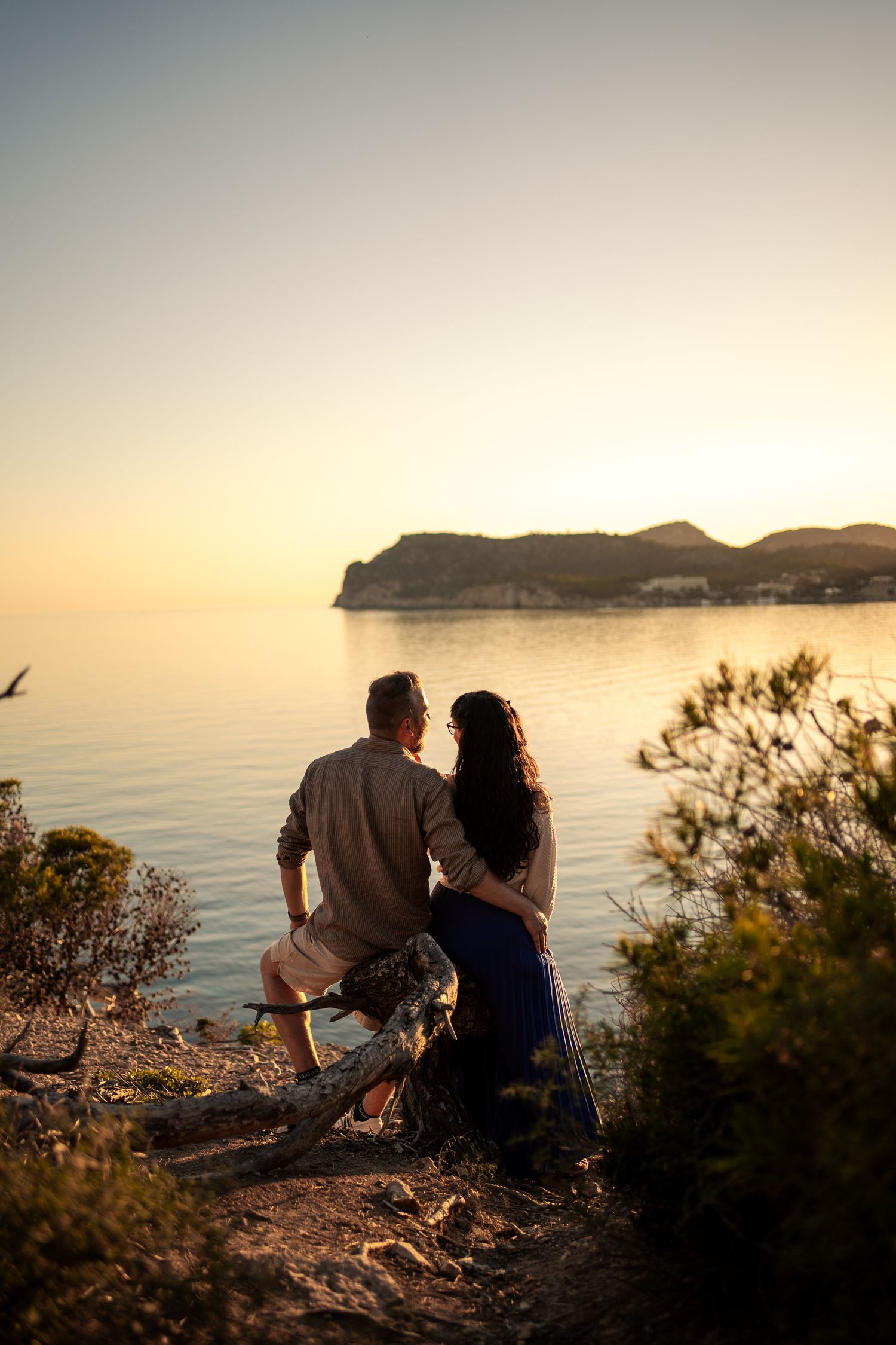Peguera couples photoshoot, mallorca couples photosession, beach photosession, cinematic photo, golden hour