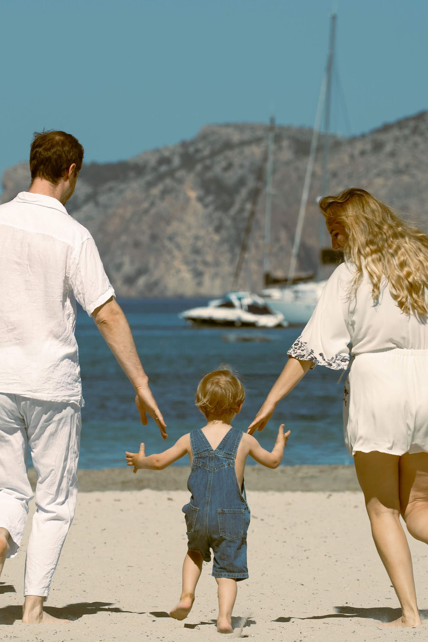 Candid family photography, film inspired, Sofi Ammann, mallorca beach photoshoot