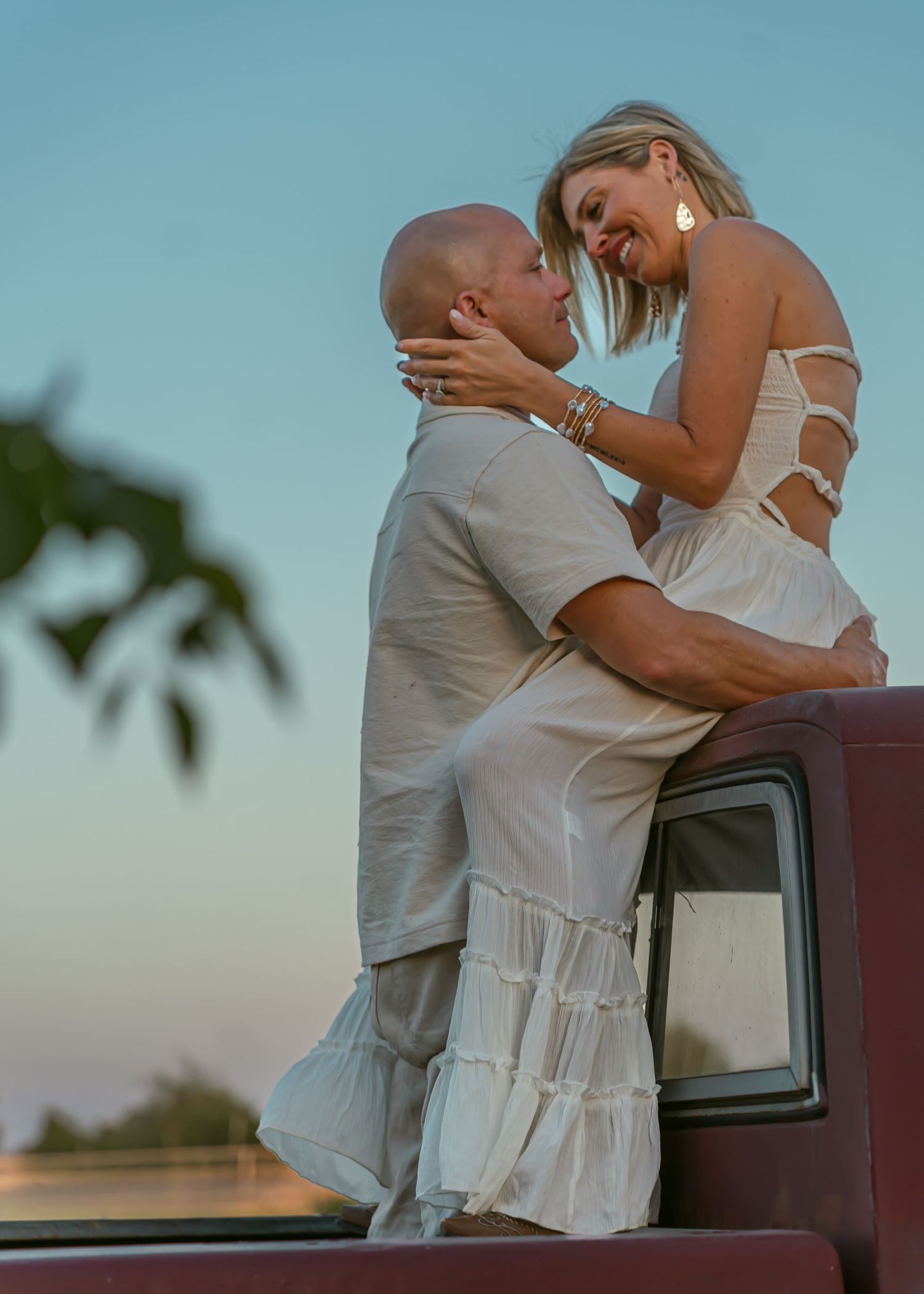 Outdoor couple photoshoot in San Tan Valley, Arizona at Jackrabbit Farms. Captured by Genesis Renteria, Veeutiful Photography