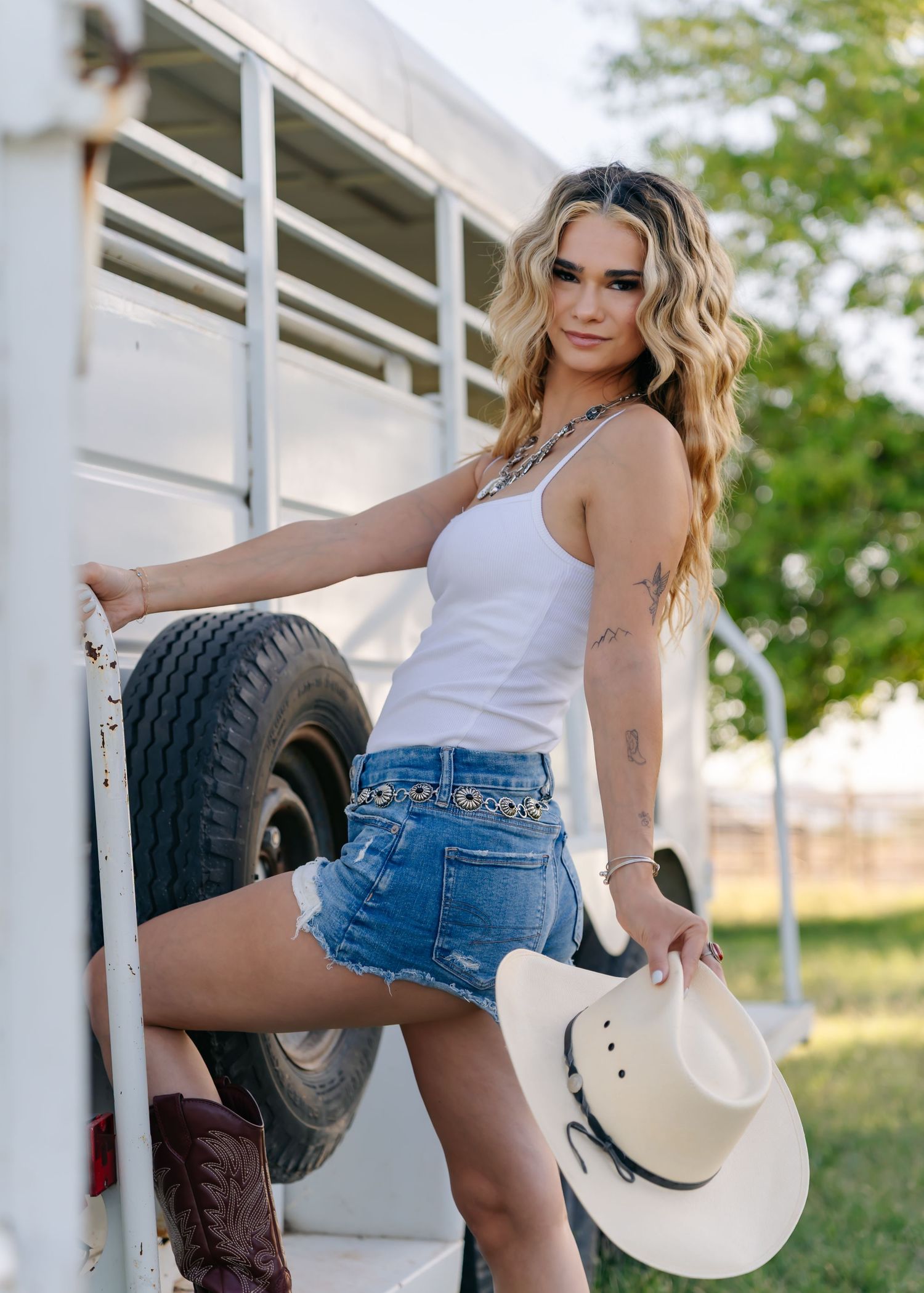 Outdoor lifestyle photoshoot in San Tan Valley, Arizona at Jackrabbit Farms. Captured by Genesis Renteria, Veeutiful Photography