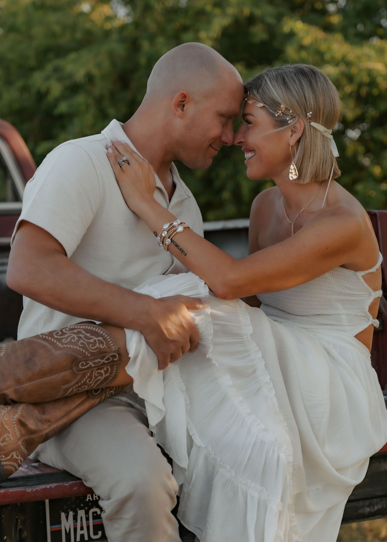 Outdoor couple photoshoot in San Tan Valley, Arizona at Jackrabbit Farms. Captured by Genesis Renteria, Veeutiful Photography
